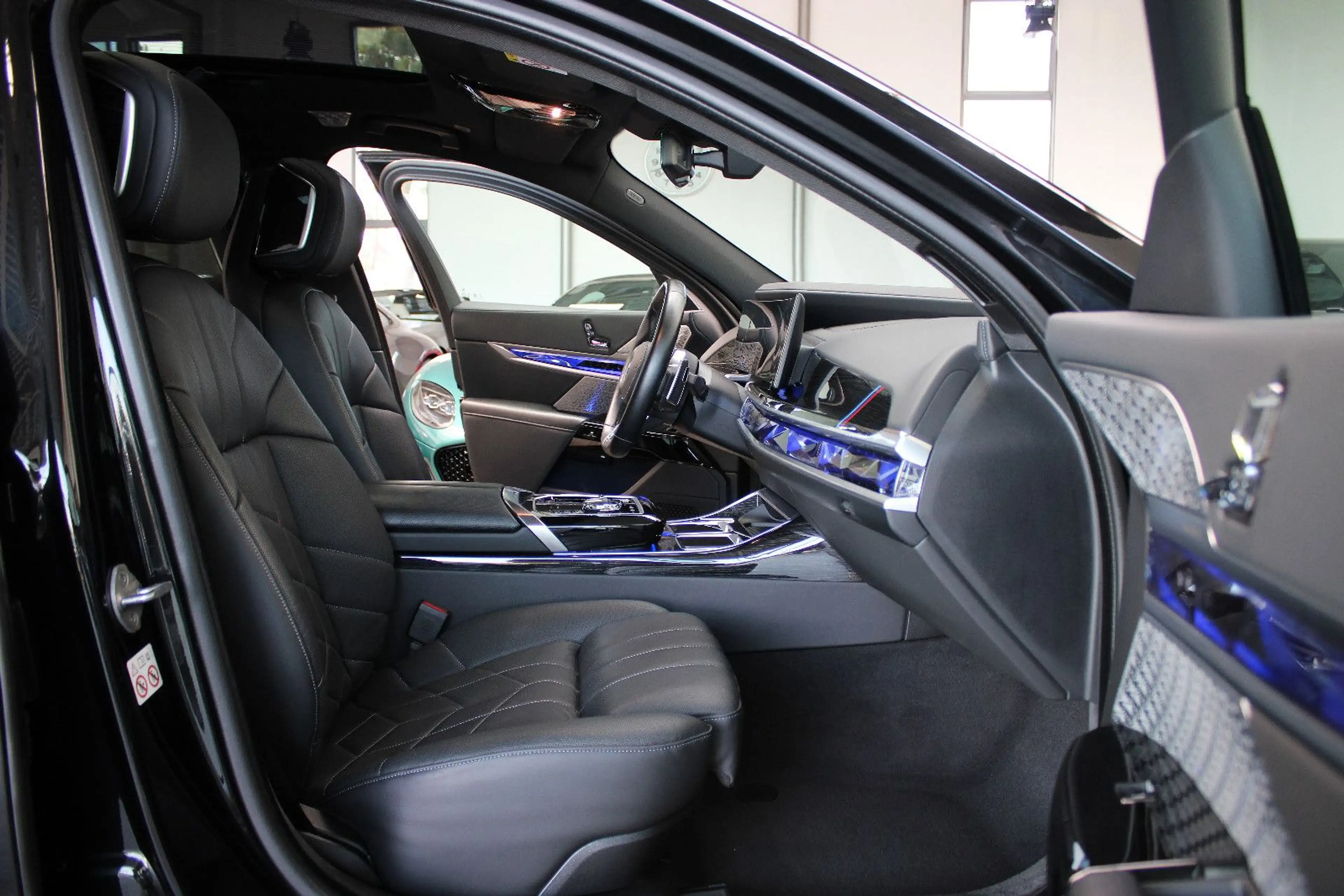 BMW 740 D XD *M SPORT PRO* THEATRE/B&W/SKY-LOUNGE/21" — photo 12