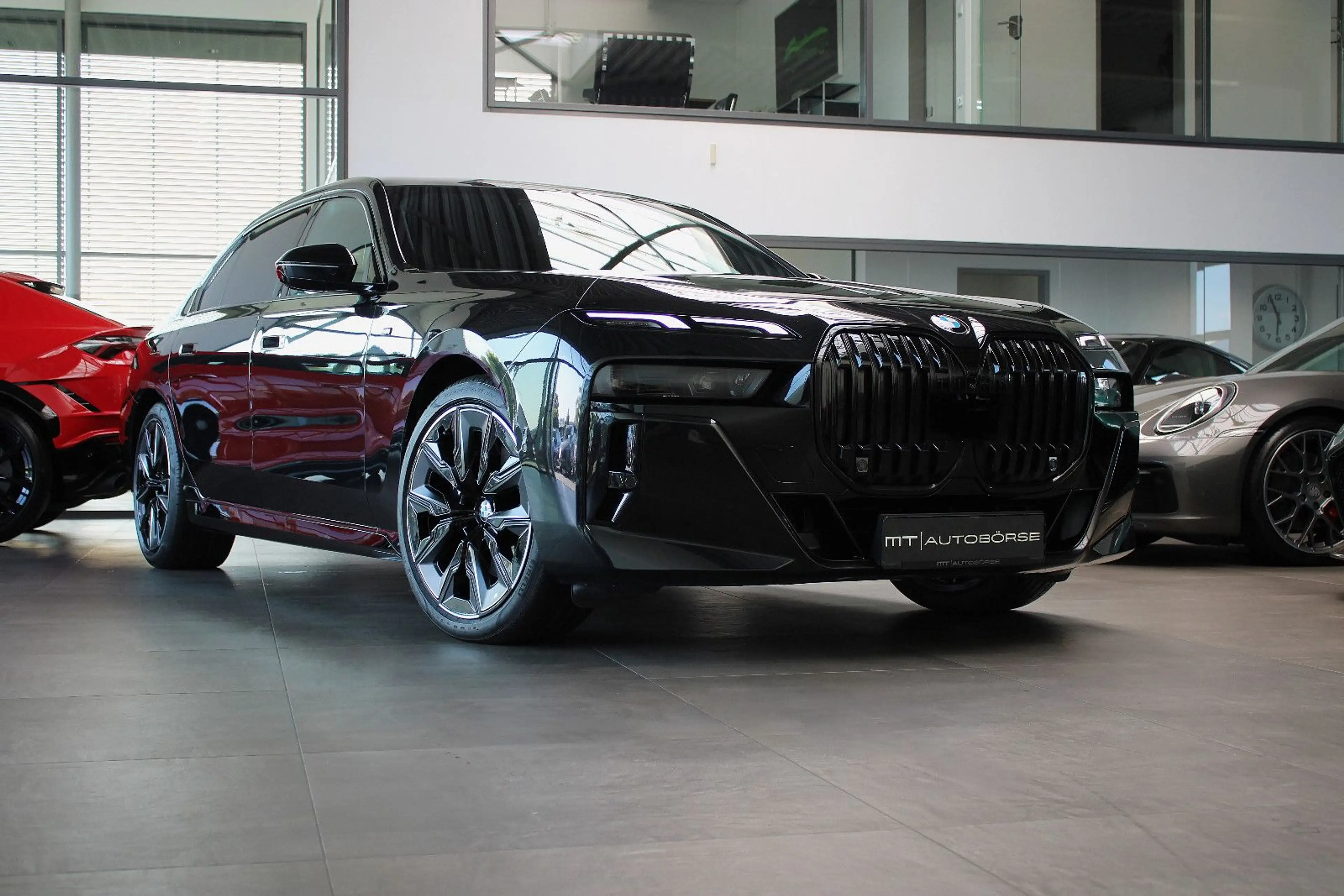 BMW 740 D XD *M SPORT PRO* THEATRE/B&W/SKY-LOUNGE/21" — photo 8