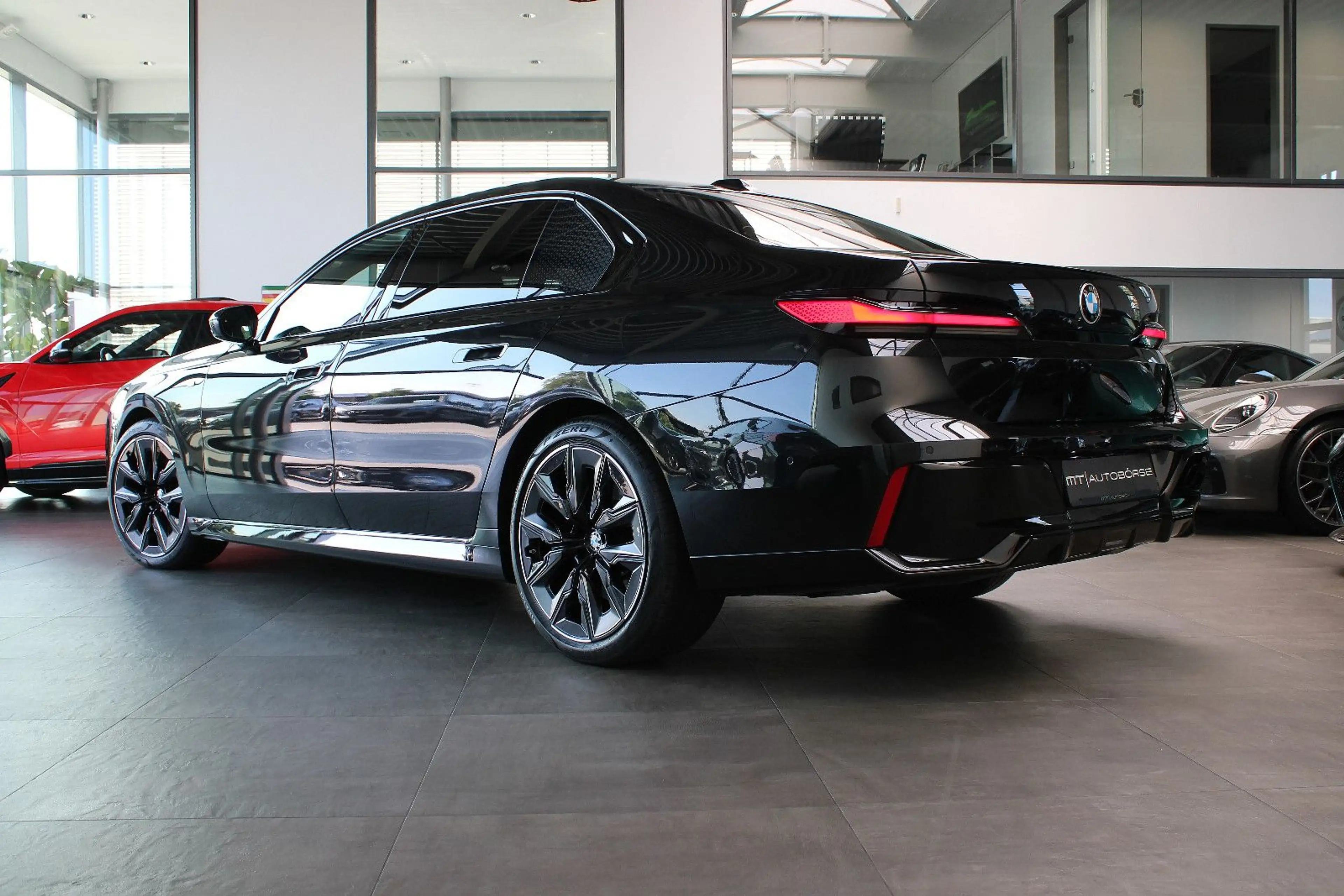 BMW 740 D XD *M SPORT PRO* THEATRE/B&W/SKY-LOUNGE/21" — photo 6