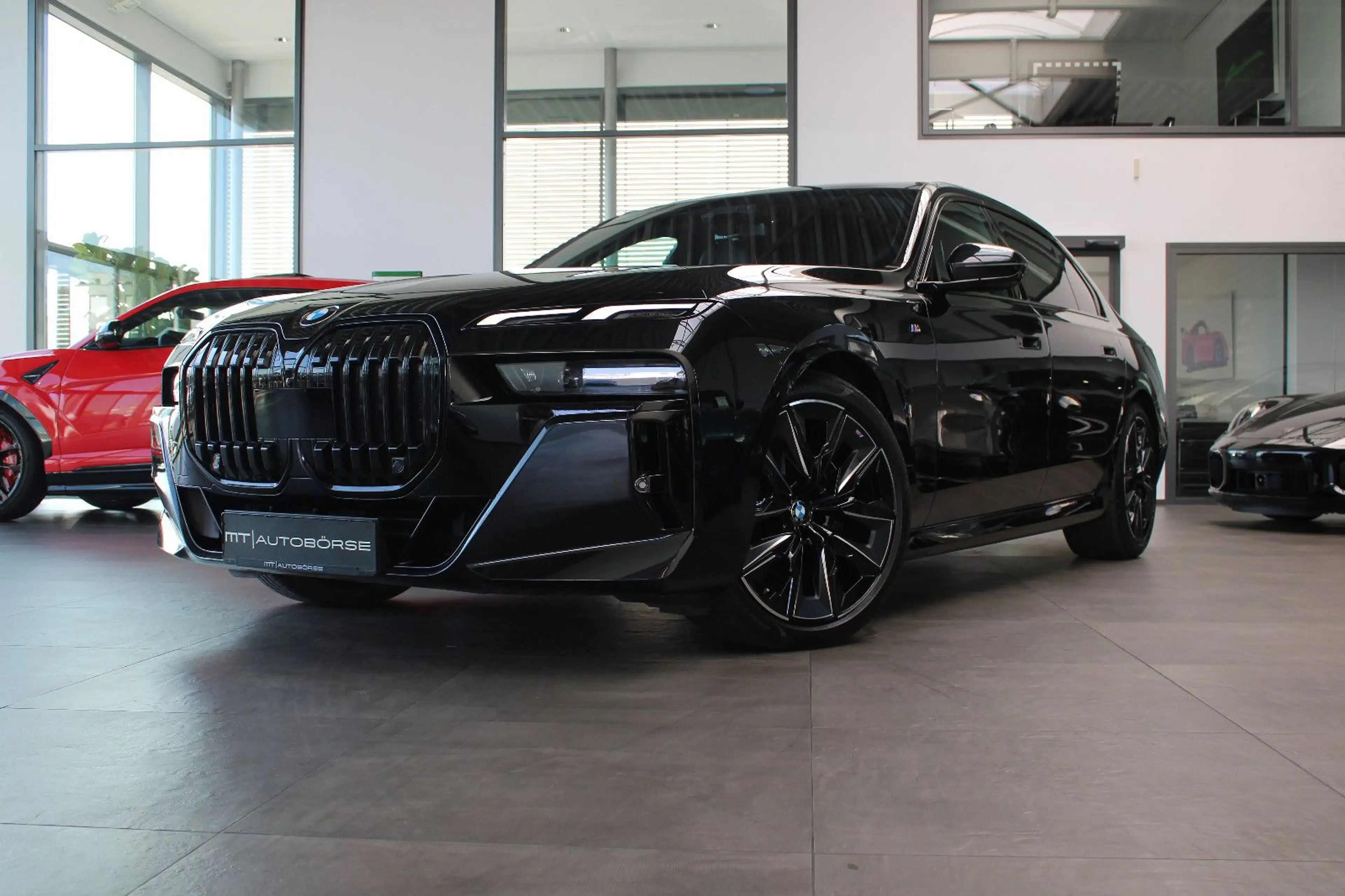 BMW 740 D XD *M SPORT PRO* THEATRE/B&W/SKY-LOUNGE/21" — photo 2