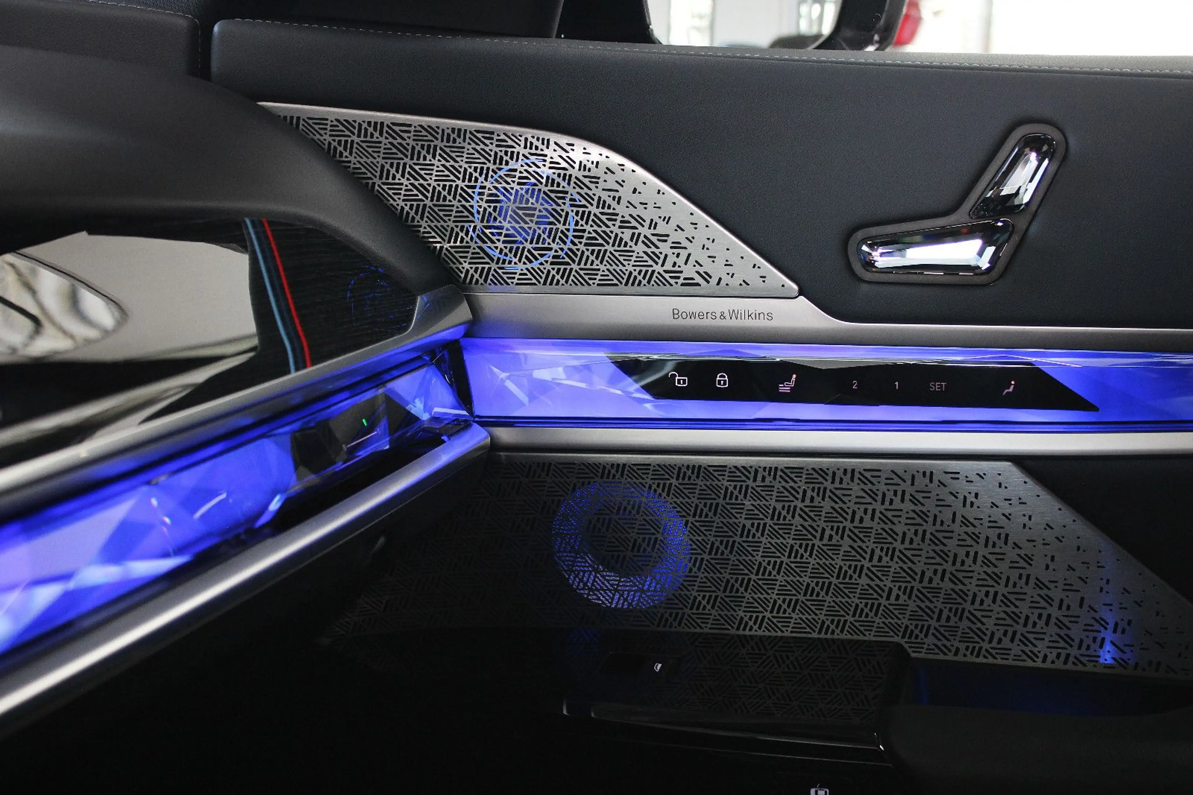 BMW 740 D XD *M SPORT PRO* THEATRE/B&W/SKY-LOUNGE/21" — photo 14