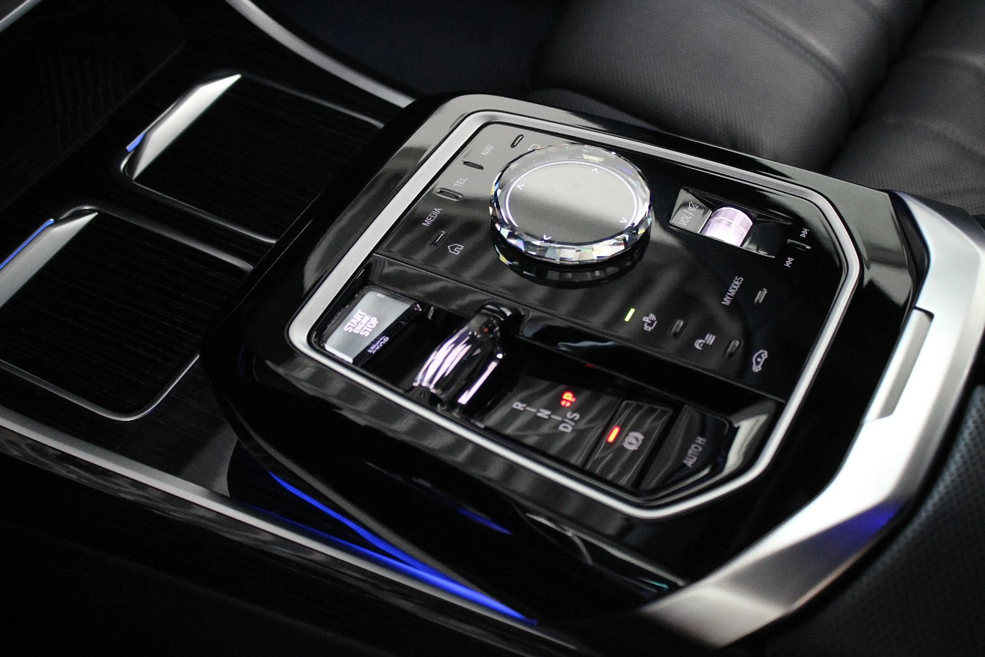 BMW 740 D XD *M SPORT PRO* THEATRE/B&W/SKY-LOUNGE/21" — photo 11