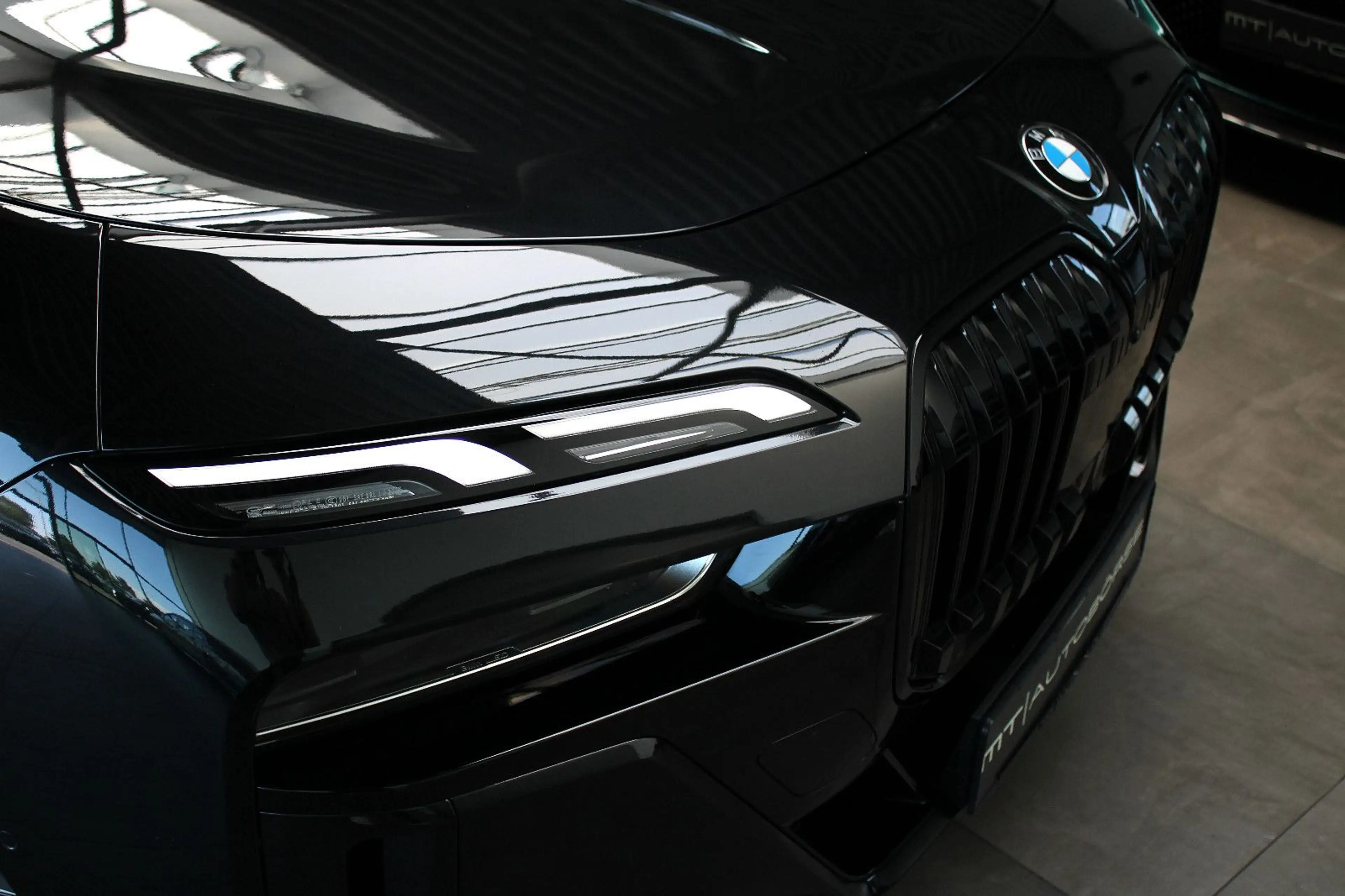 BMW 740 D XD *M SPORT PRO* THEATRE/B&W/SKY-LOUNGE/21" — photo 9