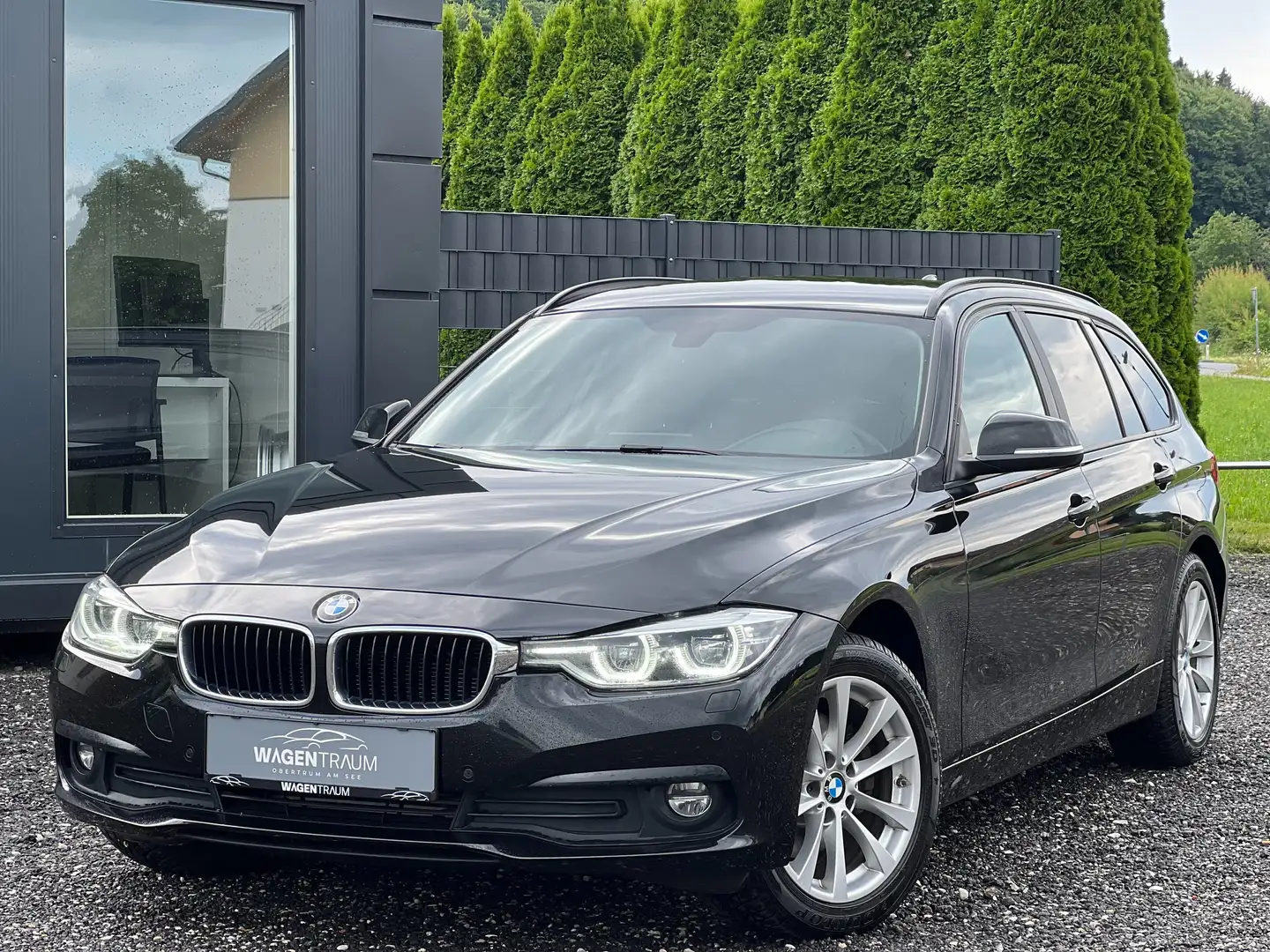 BMW 320 320 d xDrive*AHK*NAVI*SHZ*KREDIT*STANDHEIZUNG Zwart - 1