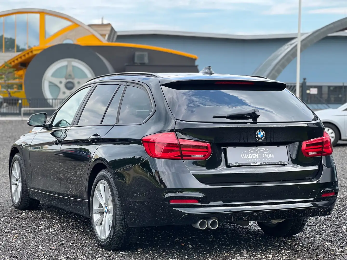 BMW 320 320 d xDrive*AHK*NAVI*SHZ*KREDIT*STANDHEIZUNG Zwart - 2