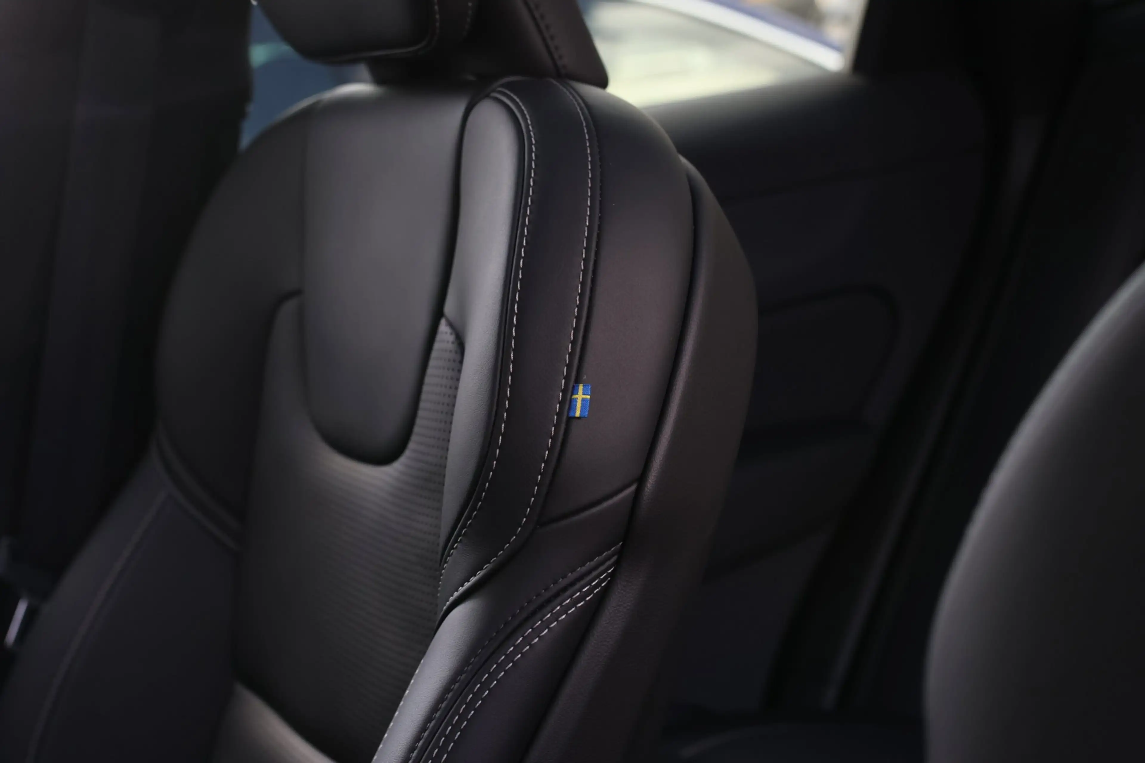 Volvo XC60 2.0 T8 Plug-in hybrid AWD Ultra Black Edition *B&W — photo 39