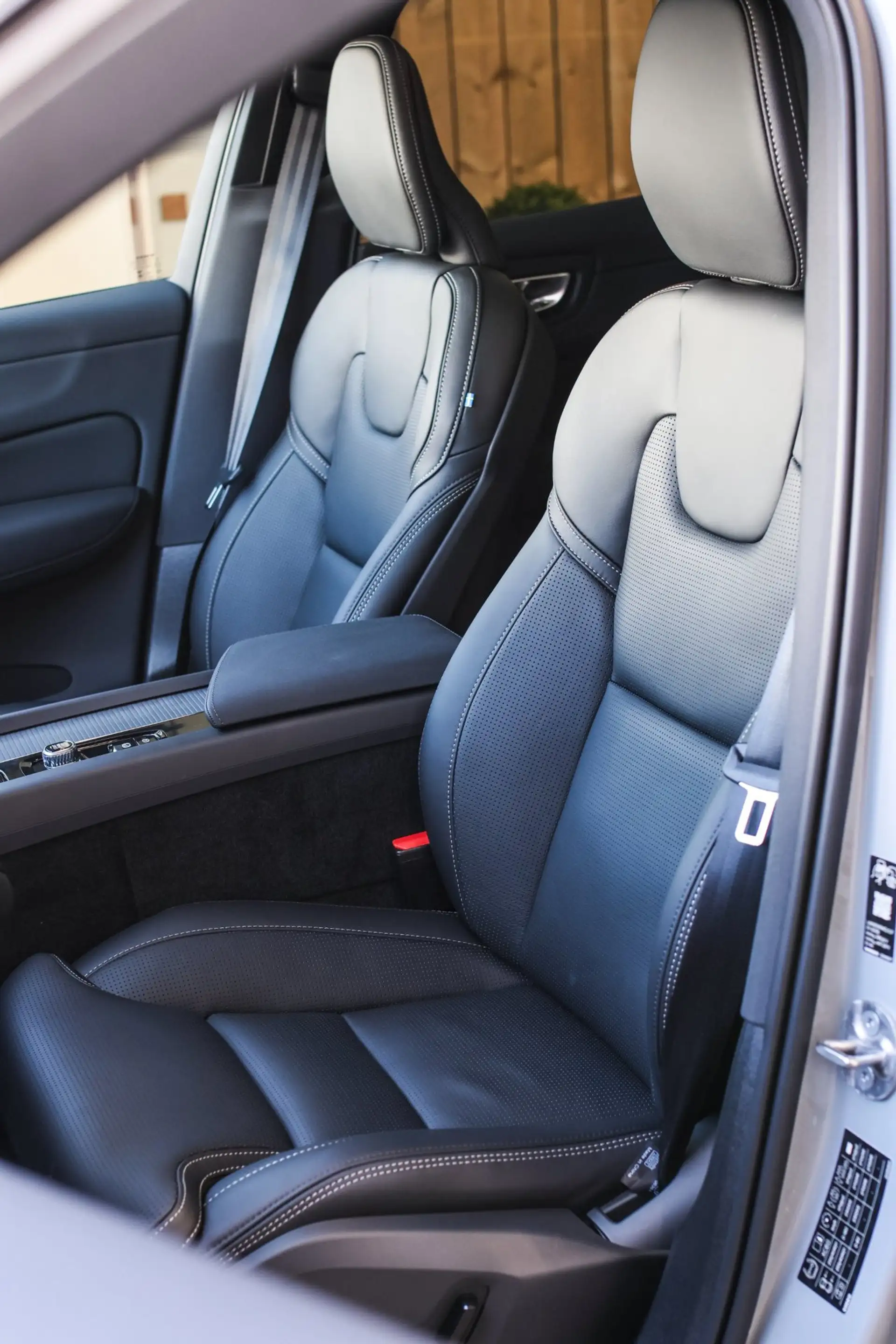Volvo XC60 2.0 T8 Plug-in hybrid AWD Ultra Black Edition *B&W — photo 4