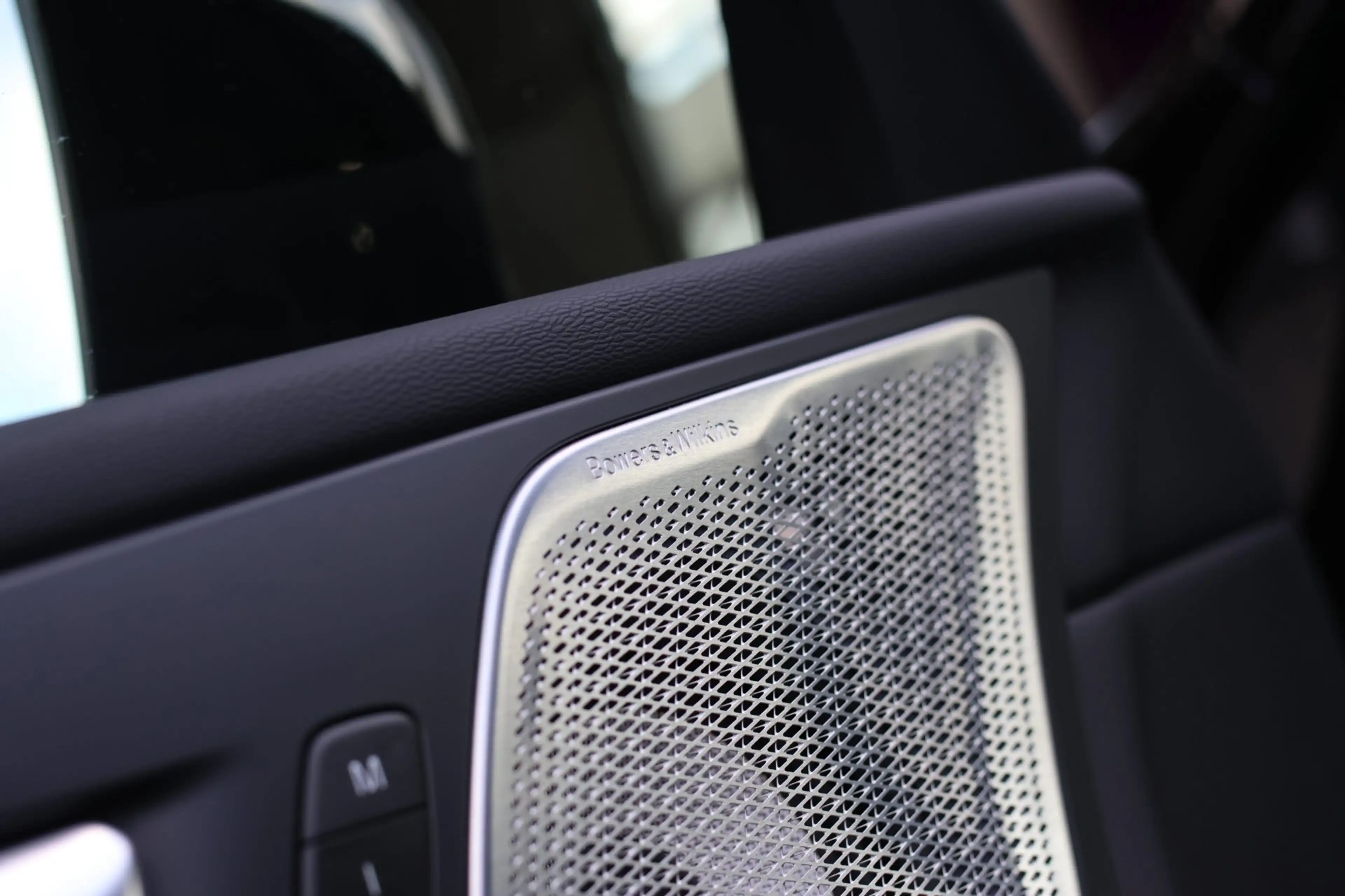 Volvo XC60 2.0 T8 Plug-in hybrid AWD Ultra Black Edition *B&W — photo 33