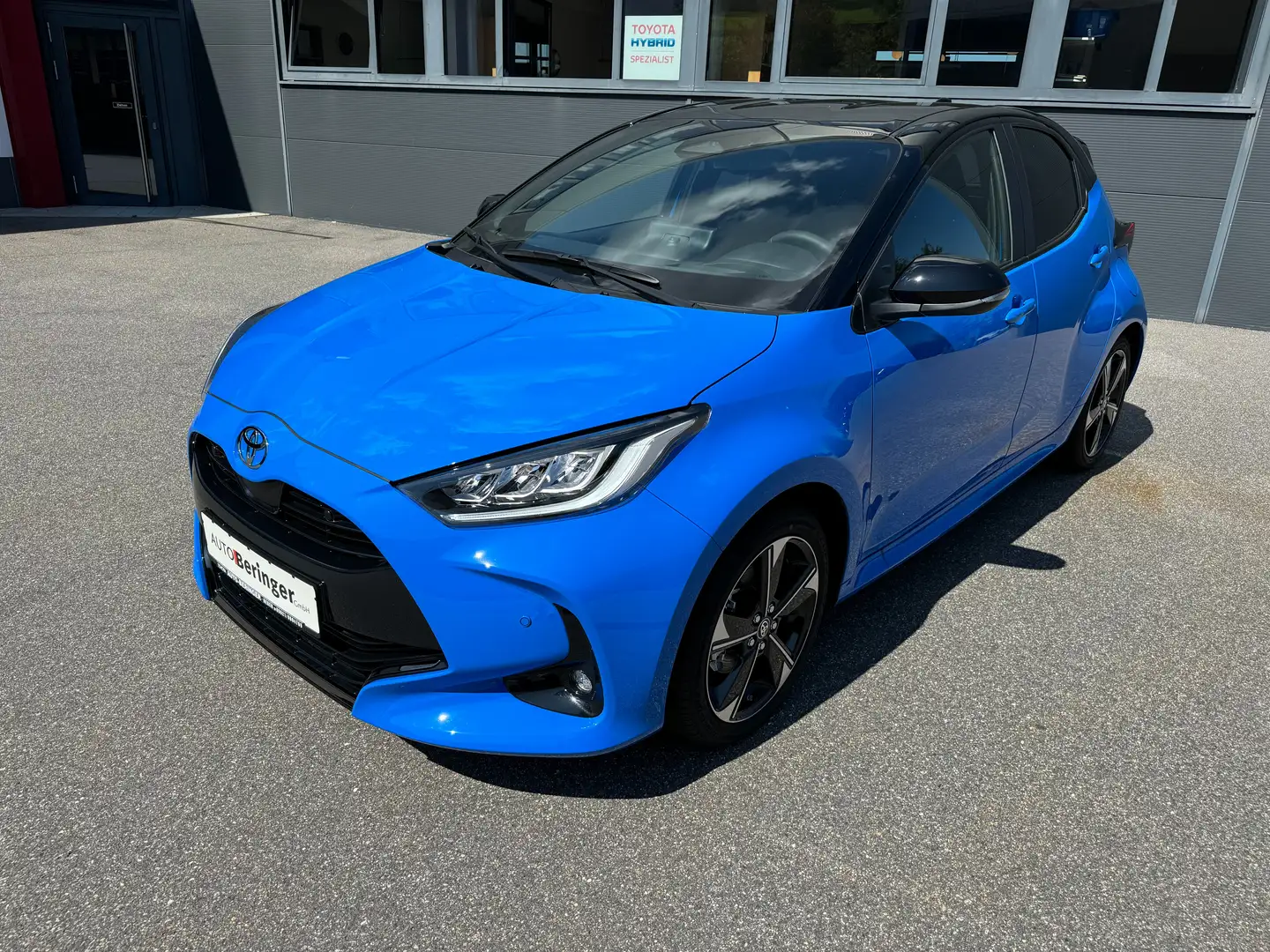 Toyota Yaris Hybrid Premiere Edition Bleu - 1