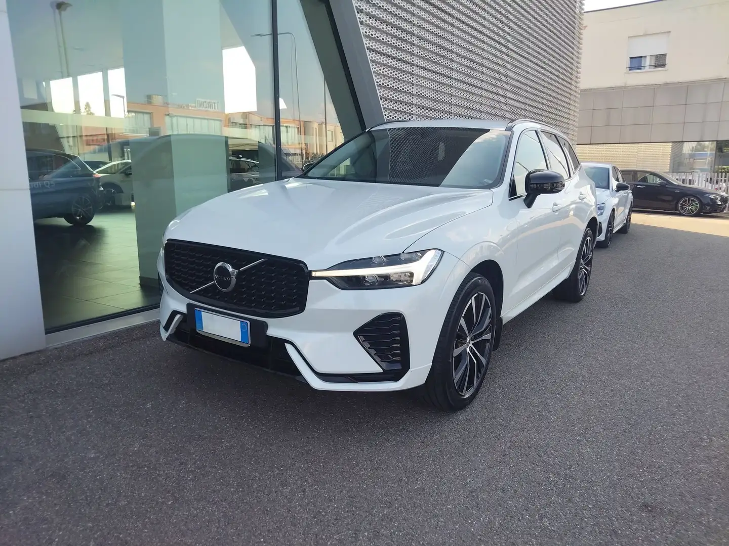 Volvo XC60 XC60 B4 (d) AWD automatico Plus Dark Bianco - 1