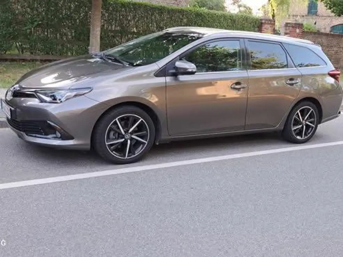 Toyota Auris Auris 1.8 VVT-i Hybrid Automatik  5 jahre Garantie - 1
