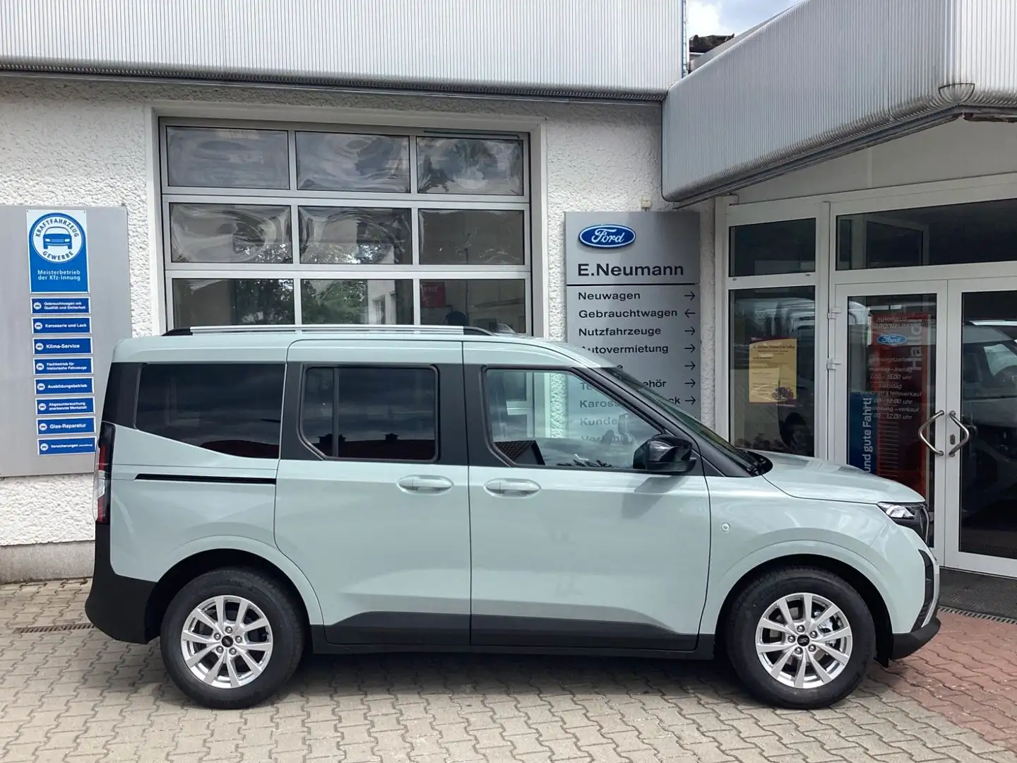 Ford Tourneo Courier Titanium Grau - 1