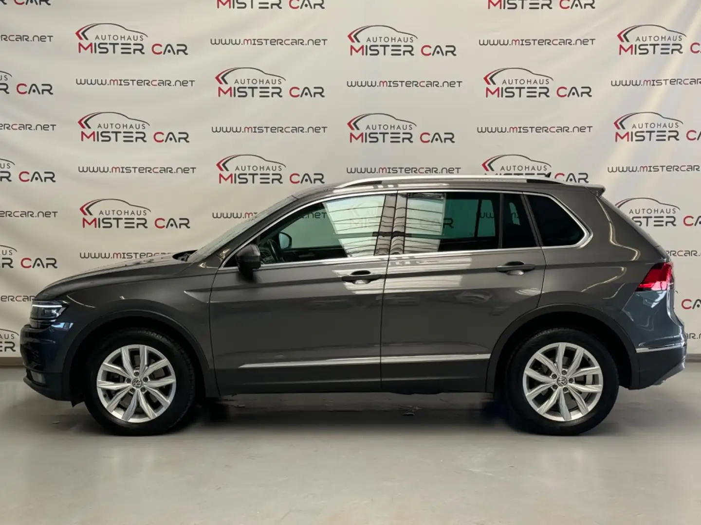 Volkswagen Tiguan Highline 4M ACC/AHK/KAM/LED/MASSAGE/HUD Grijs - 2