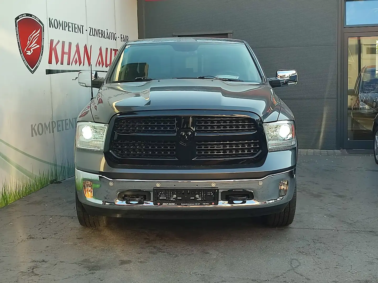 RAM 1500 Quad Cab Laramie *5.7L V8 Hemi* Grau - 2