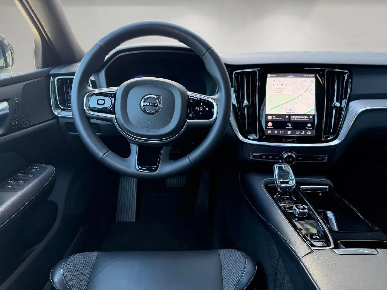 Volvo V60 T8 AWD Plus Dark Plug-In Hybrid, миниатюра 3