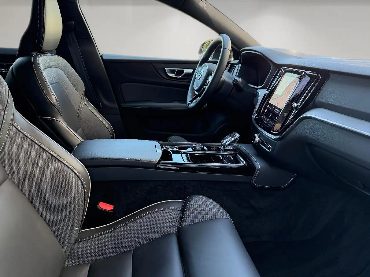Volvo V60 T8 AWD Plus Dark Plug-In Hybrid, миниатюра 4