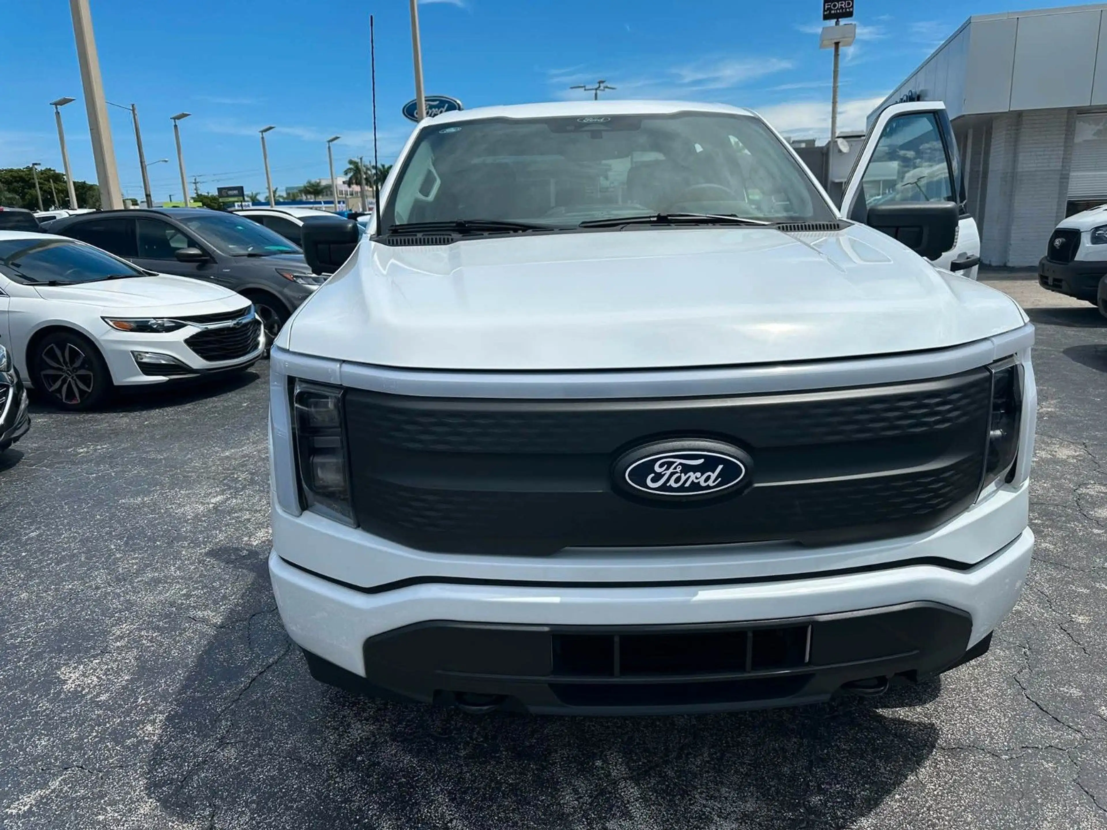 Ford F 150 Lightning XLT 2025 weiss im Vorlauf +18 — photo 2