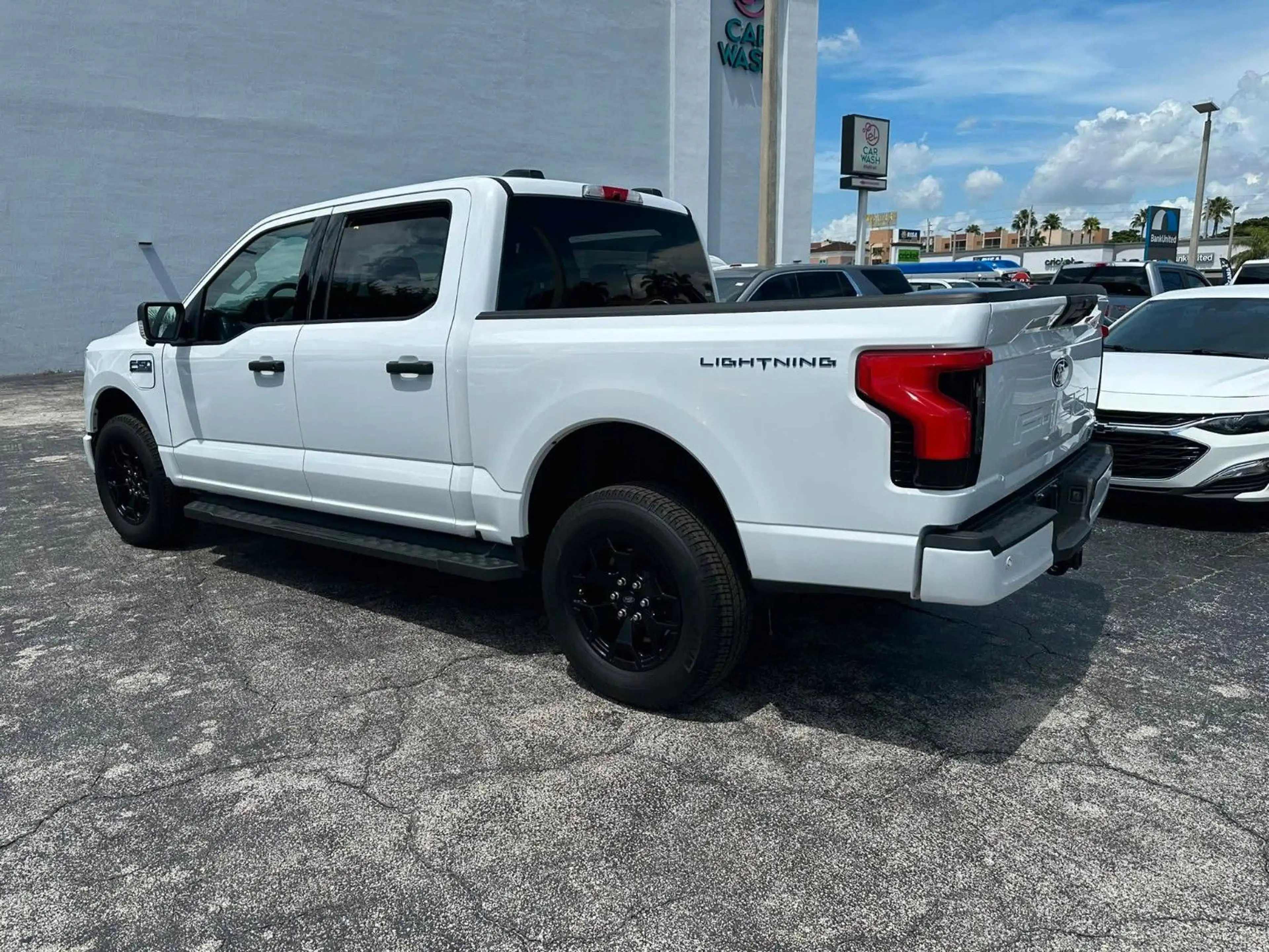 Ford F 150 Lightning XLT 2025 weiss im Vorlauf +18 — photo 6