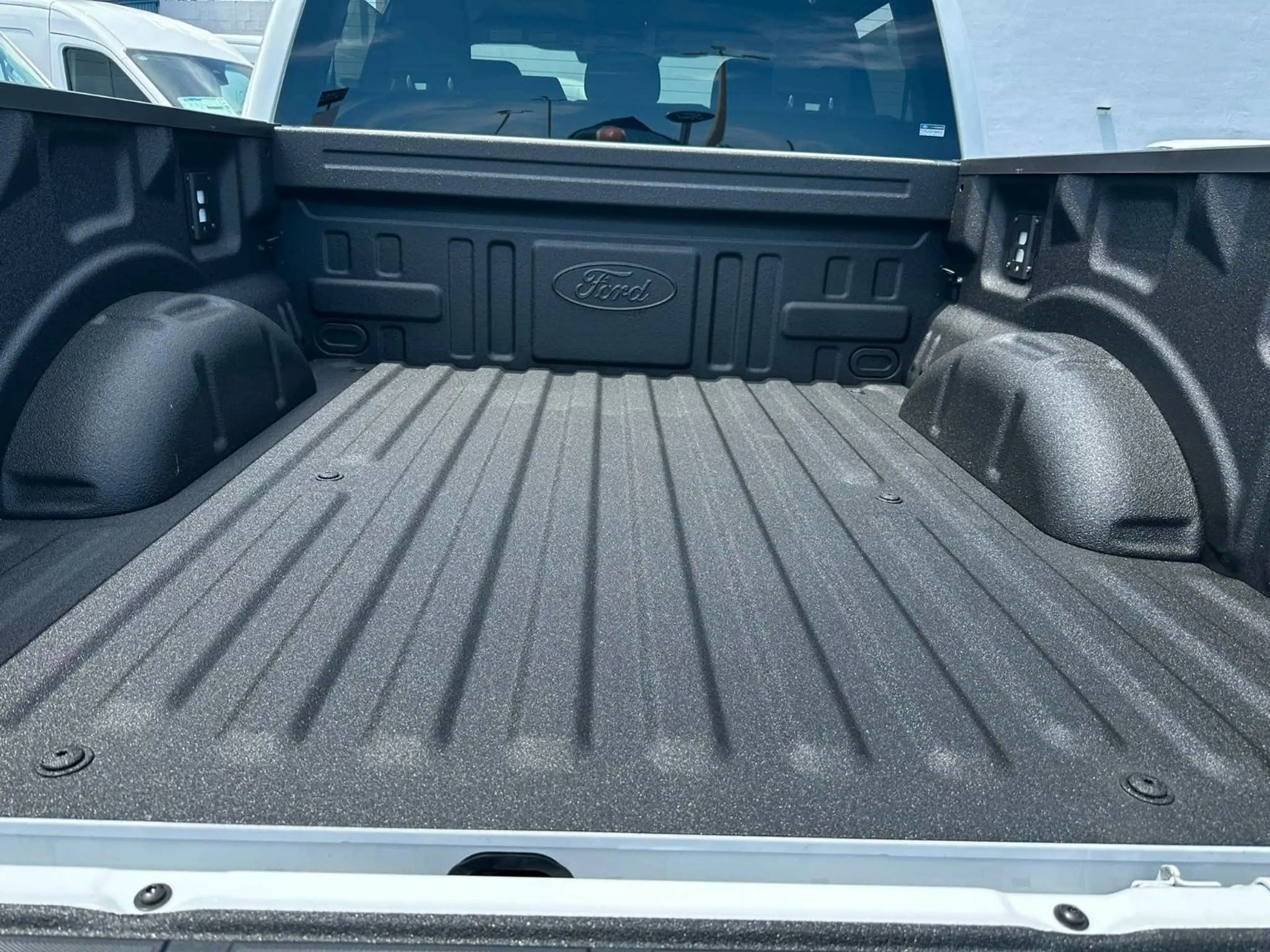 Ford F 150 Lightning XLT 2025 weiss im Vorlauf +18 — photo 15