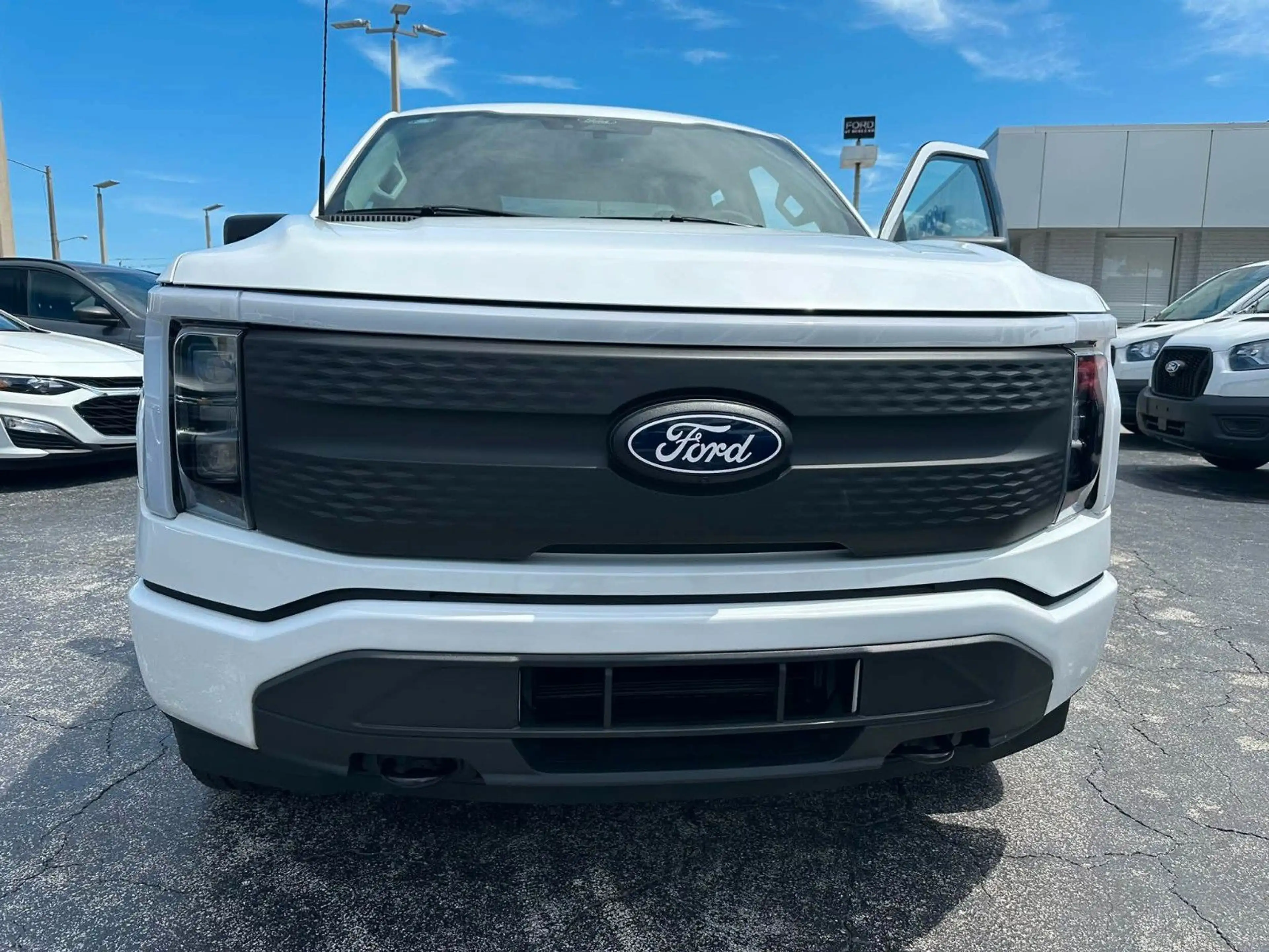 Ford F 150 Lightning XLT 2025 weiss im Vorlauf +18 — photo 5