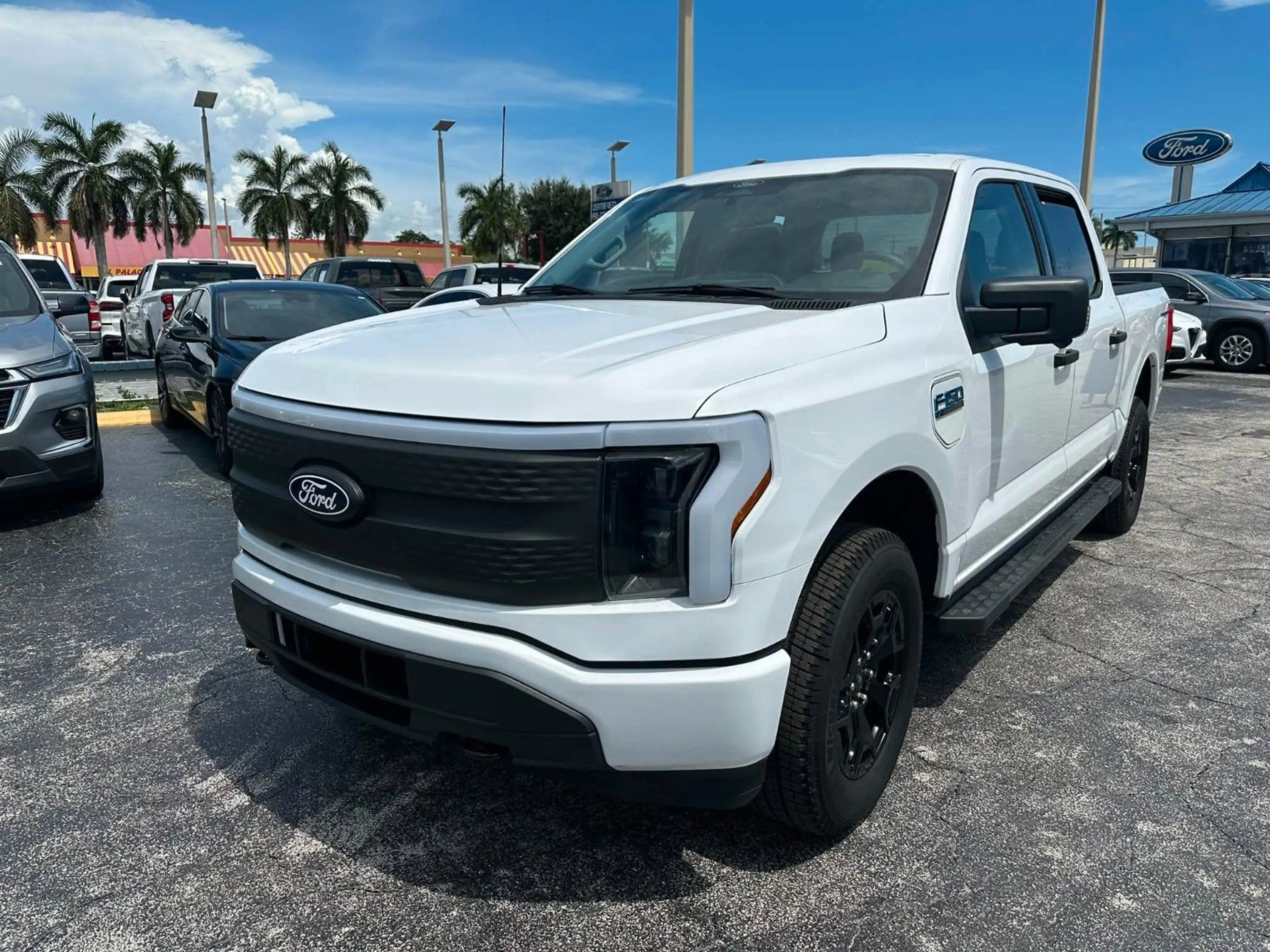 Ford F 150 Lightning XLT 2025 weiss im Vorlauf +18 — photo 4