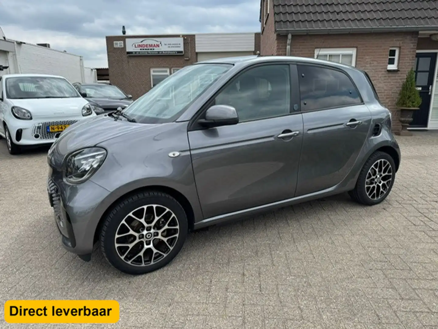 smart forFour EQ Comfort PLUS 18 kWh Aut Navigatie Panoramadak Grijs - 1