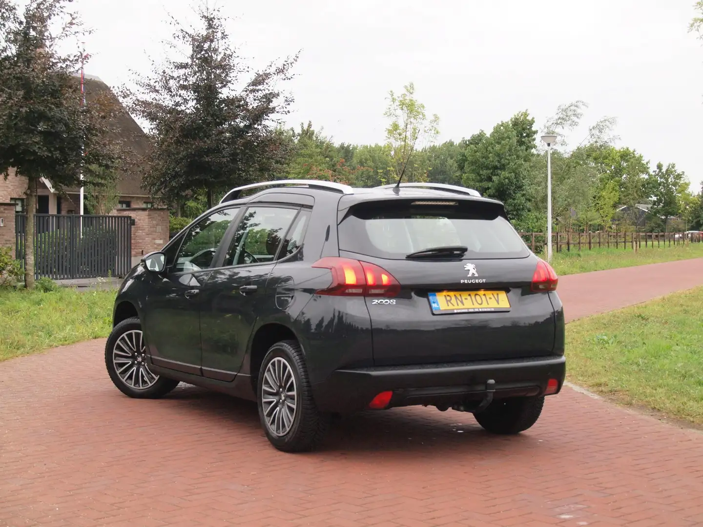Peugeot 2008 1.2 PureTech Active | Cruise Control | Trekhaak | Gris - 2