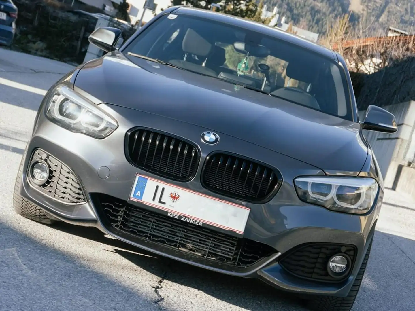 BMW 118 118d M Sport Aut. M Sport Grau - 1