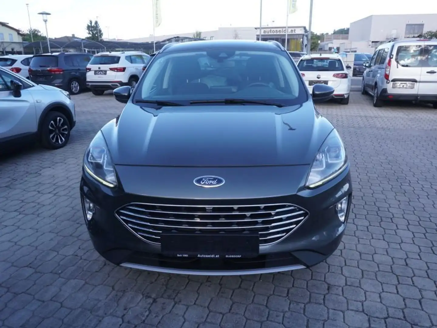 Ford Kuga 1,5 EcoBlue Titanium *NAVI* Grau - 2