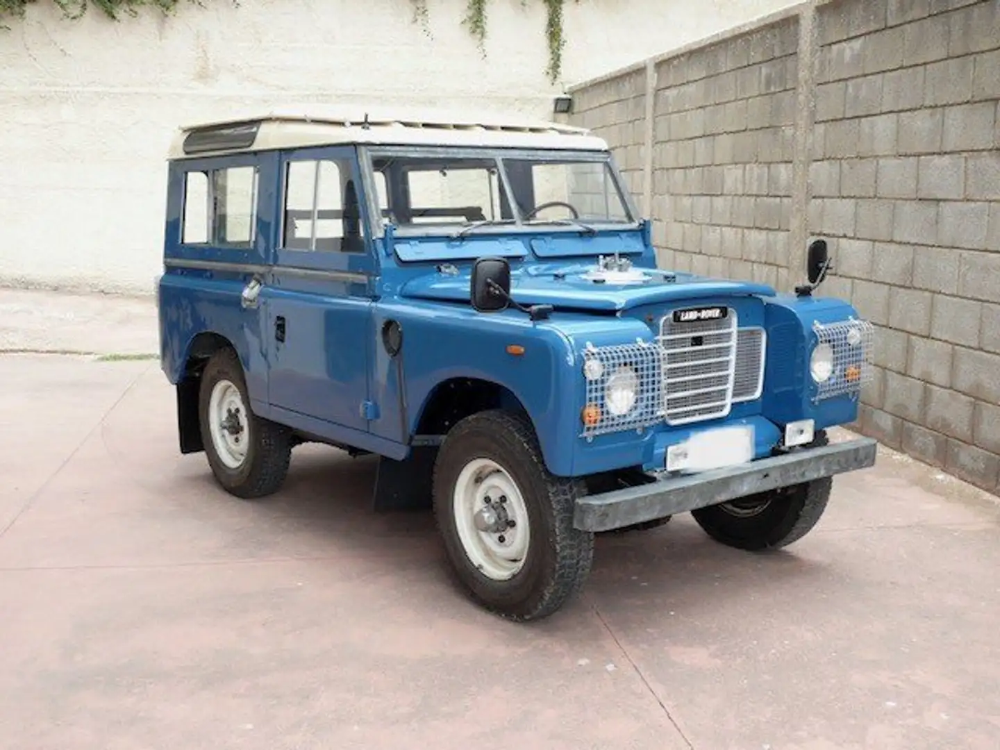 Land Rover Defender - 1