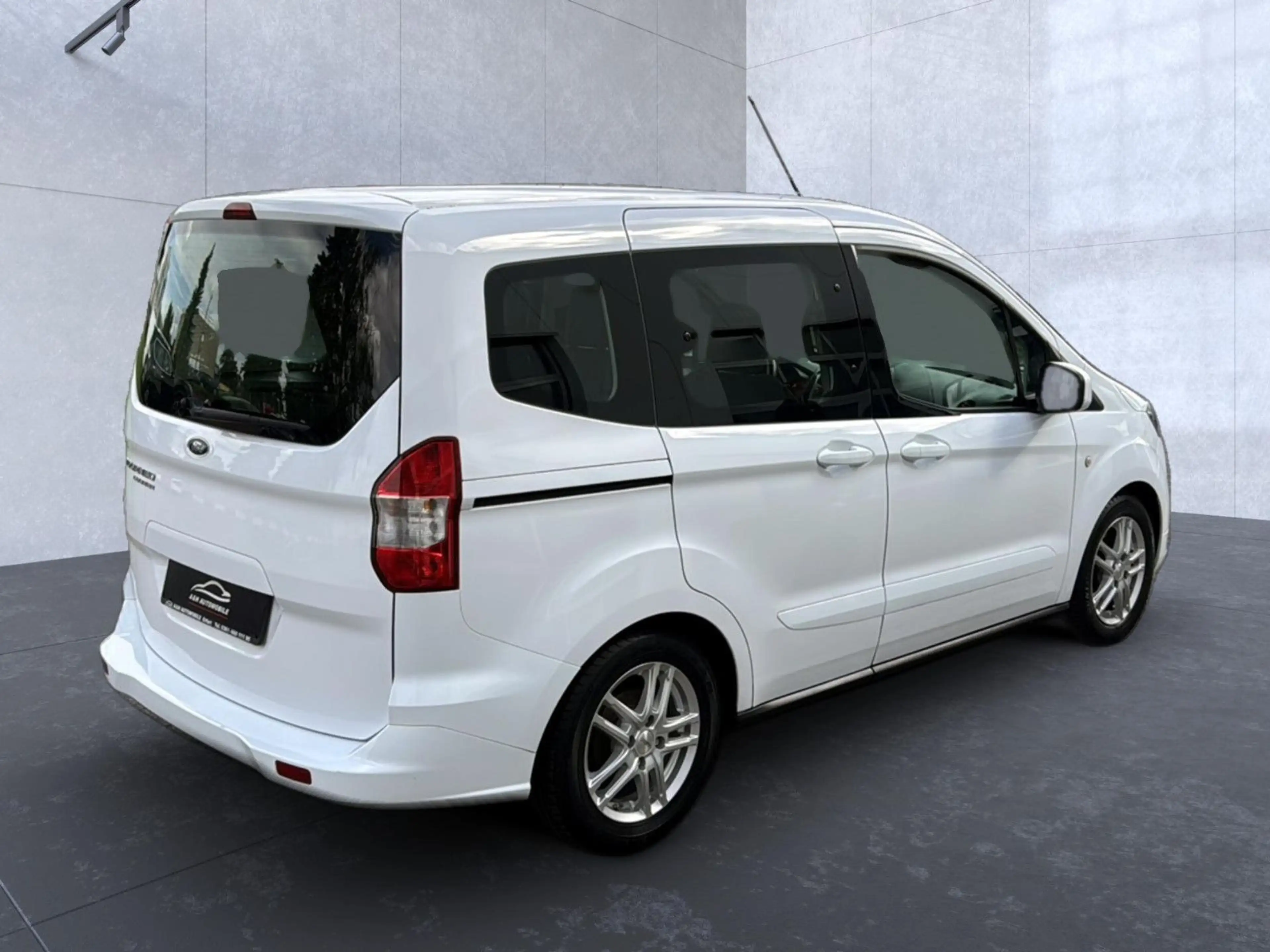 Ford Tourneo Courier Trend+NAVI+KLIMA+APPLE-CAR+1HAND — photo 4
