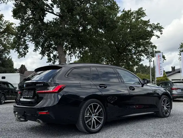 BMW 3 Series view 3
