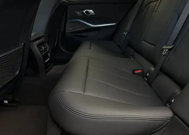 BMW 3 Series view 8