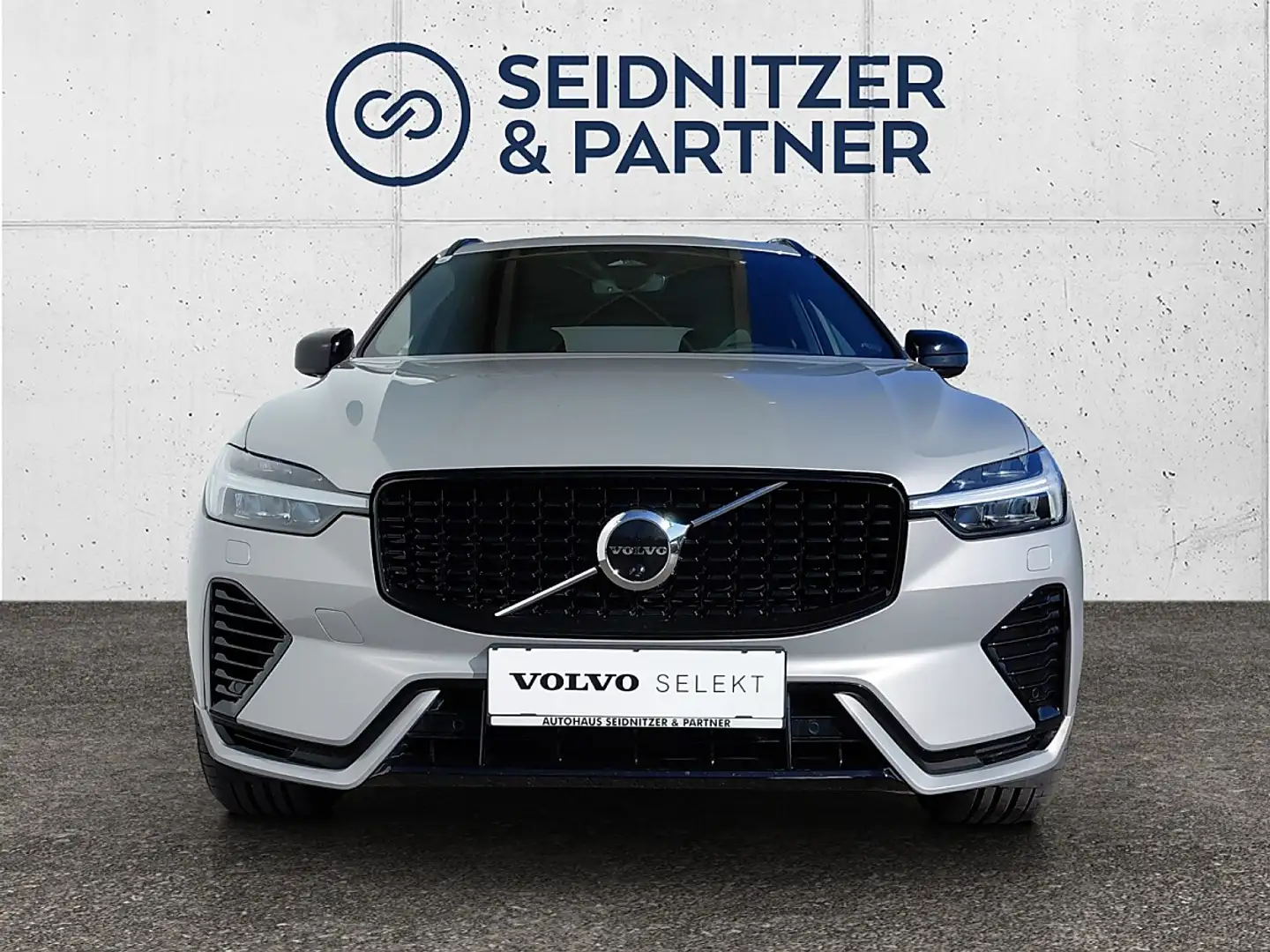 Volvo XC60 T6 AWD Recharge PHEV R Design Geartronic Silber - 2