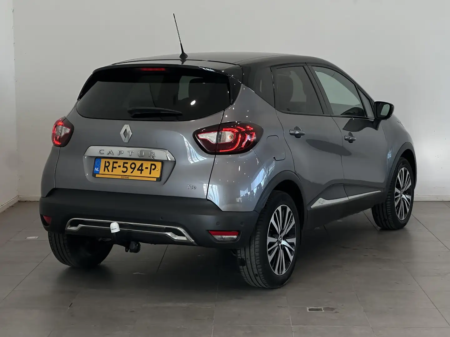 Renault Captur 1.2 TCe 120 EDC Initiale Paris | Leder | Trekhaak Grijs - 2
