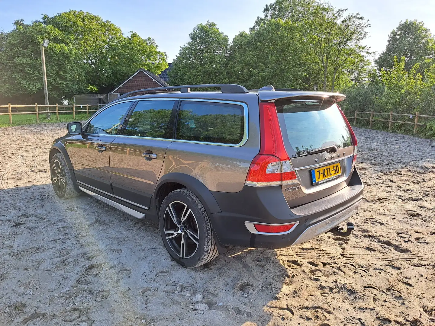 Volvo XC70 2.4 D5 Summum AWD - 1