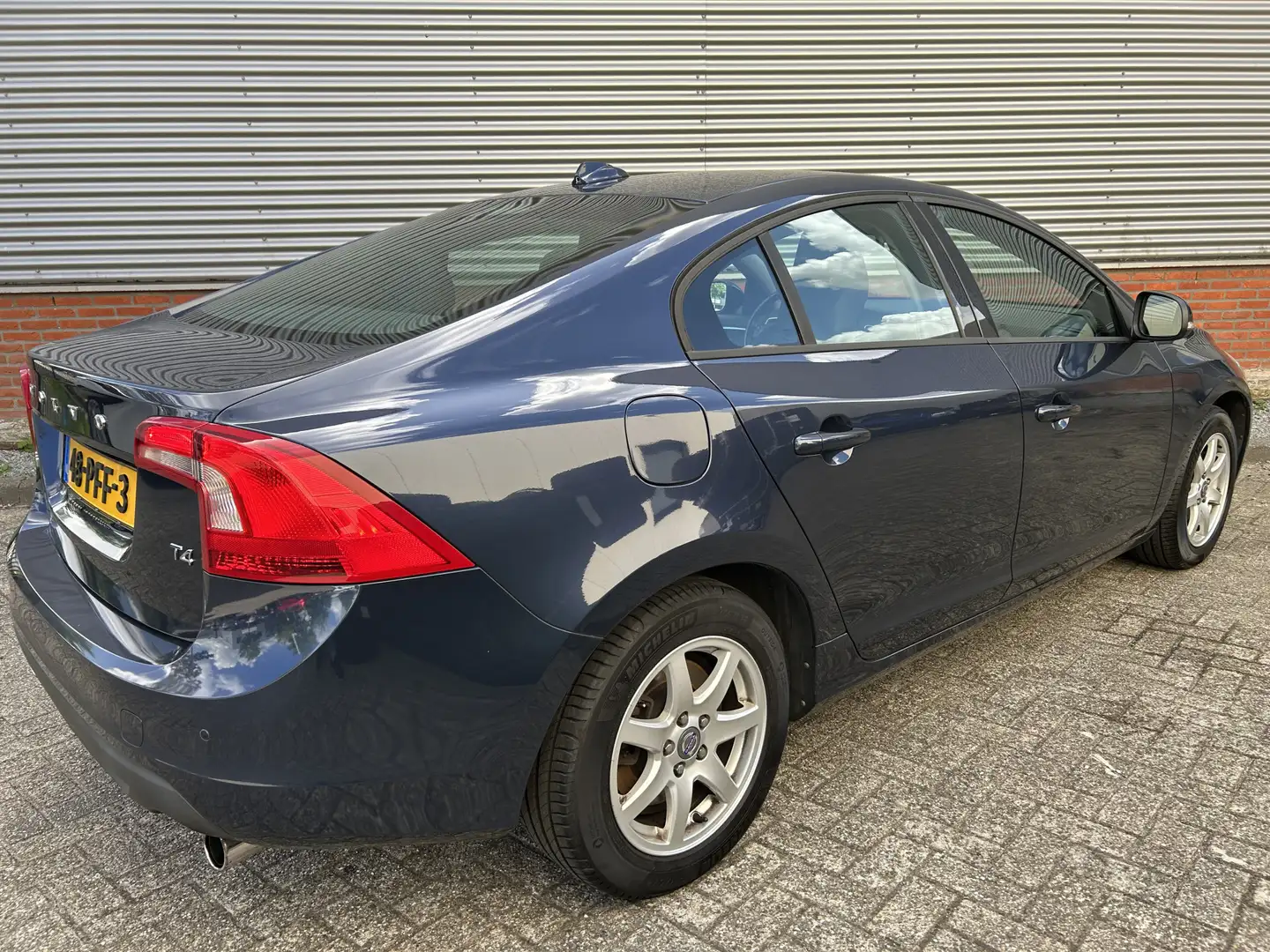 Volvo S60 1.6 T4 Kinetic | Automaat | Navigatie | Blauw - 2