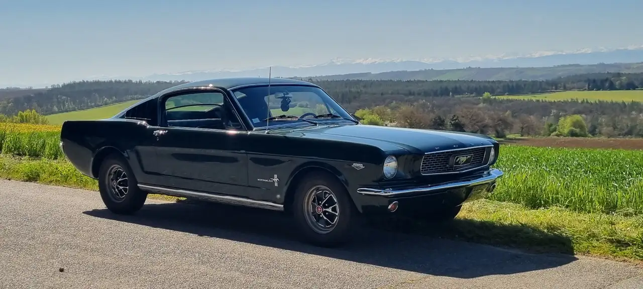 Ford Mustang FASTBACK, foto 1