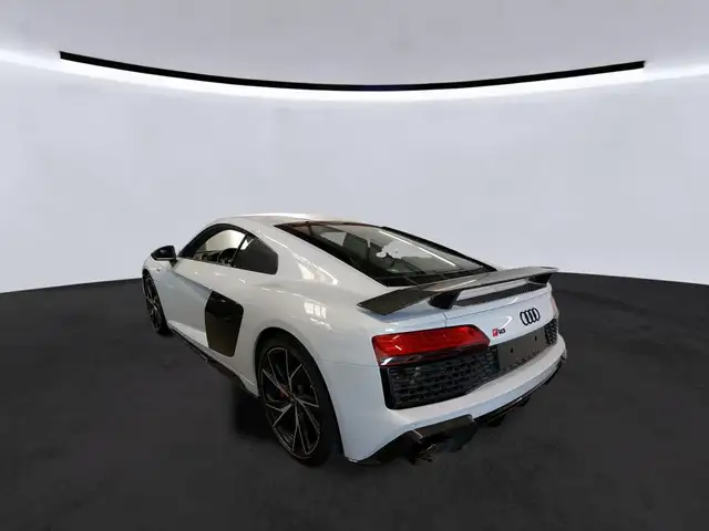 Audi R8 view 4