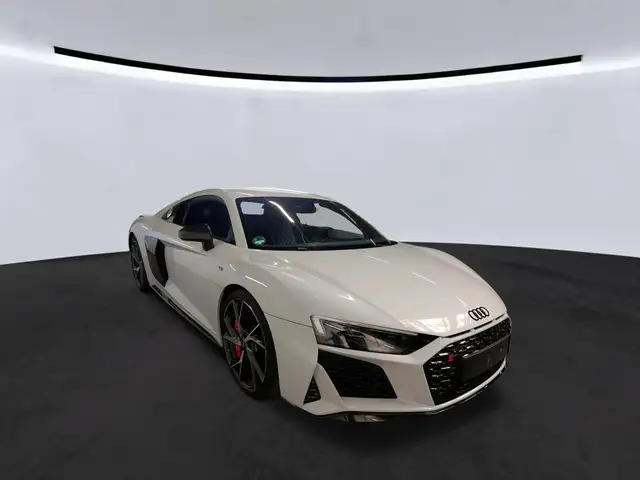 Audi R8 view 3