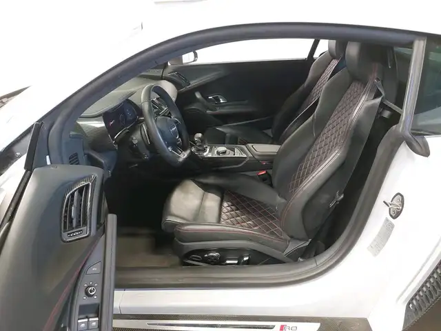 Audi R8 view 7