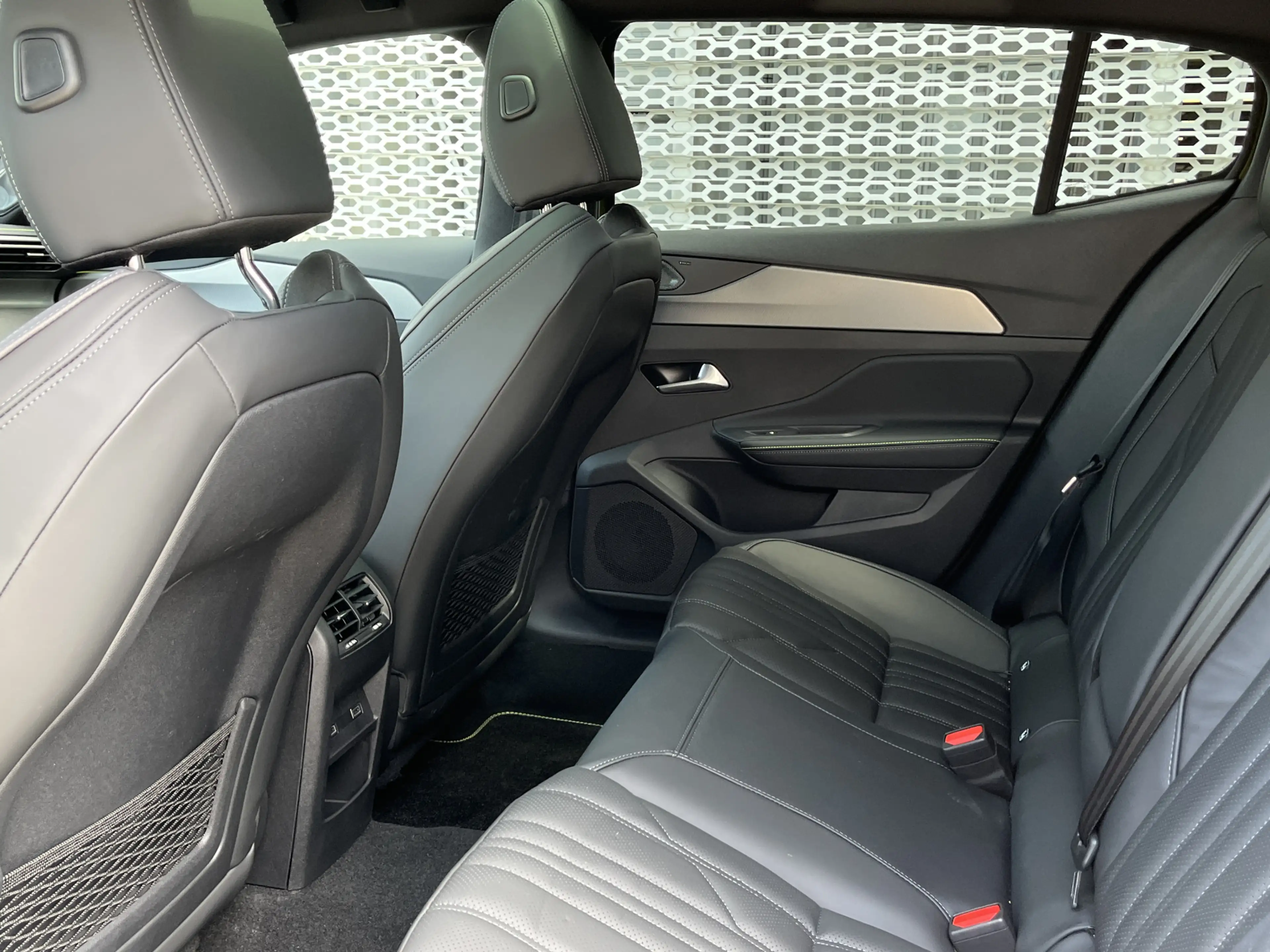 Peugeot 408 e-408 GT Exclusive 58 kWh | Leder | Focal Audio | — photo 14