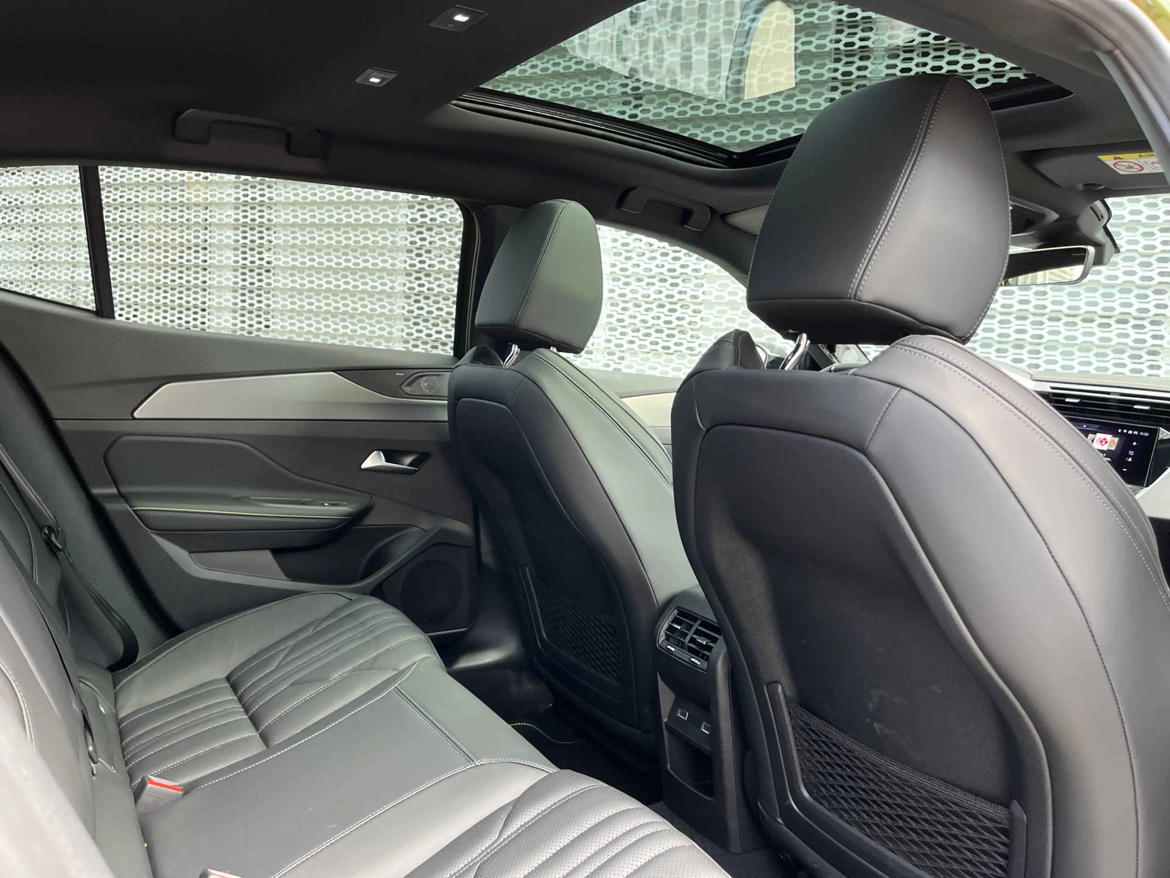 Peugeot 408 e-408 GT Exclusive 58 kWh | Leder | Focal Audio | — photo 15