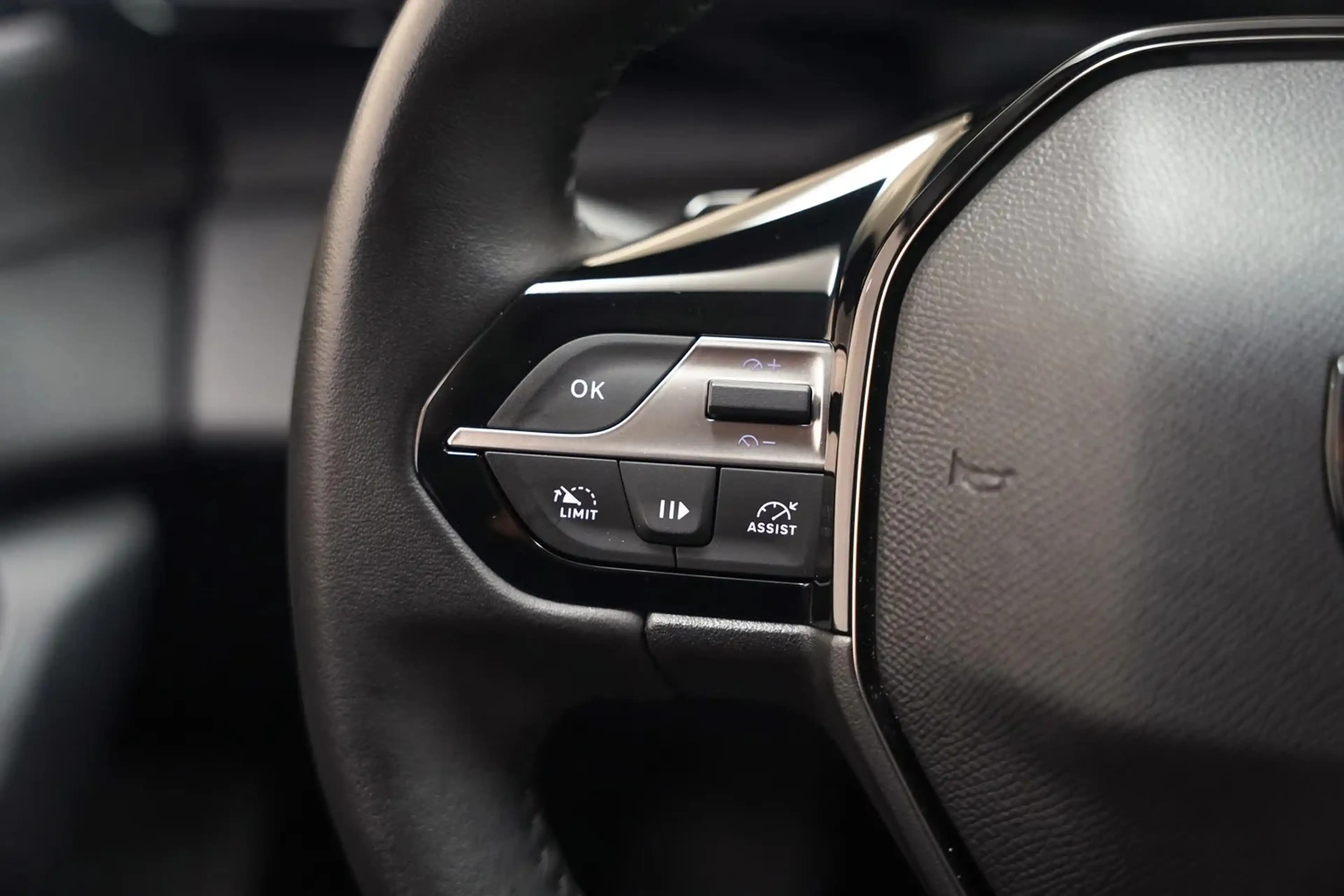 Peugeot 308 B 1.6 HYBRID 180 E AUTO 8 ALLURE berline h — photo 15