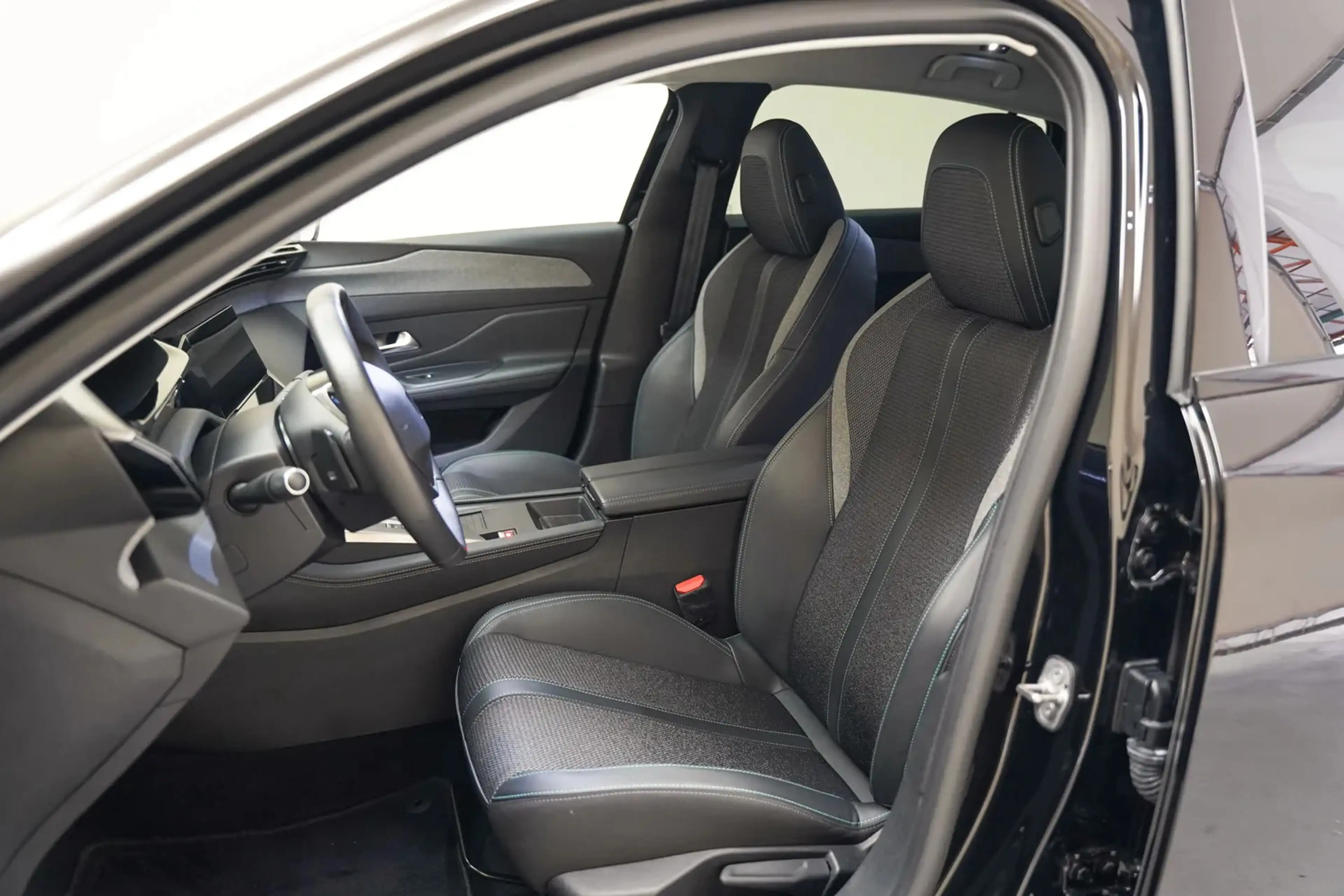 Peugeot 308 B 1.6 HYBRID 180 E AUTO 8 ALLURE berline h — photo 9
