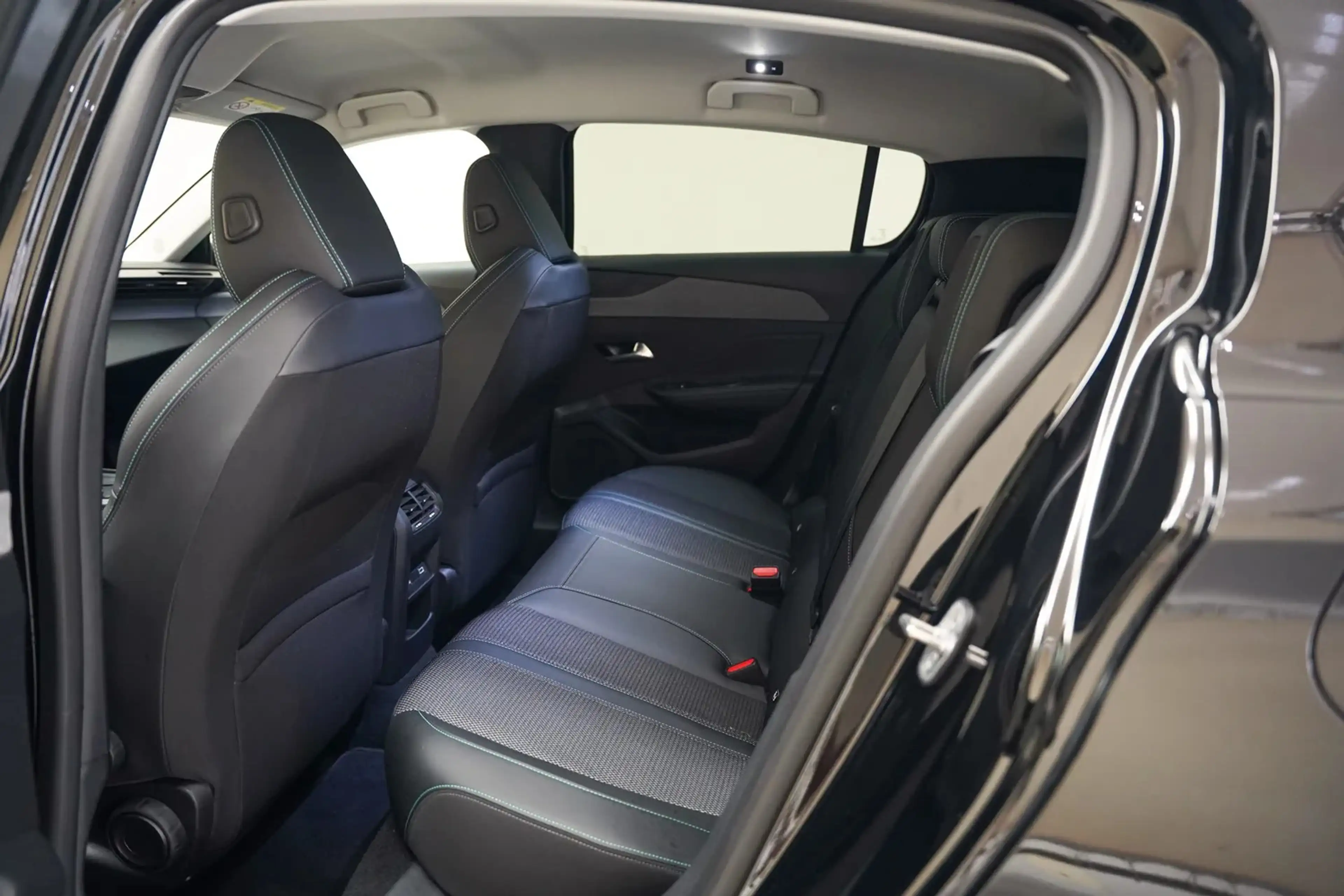 Peugeot 308 B 1.6 HYBRID 180 E AUTO 8 ALLURE berline h — photo 10