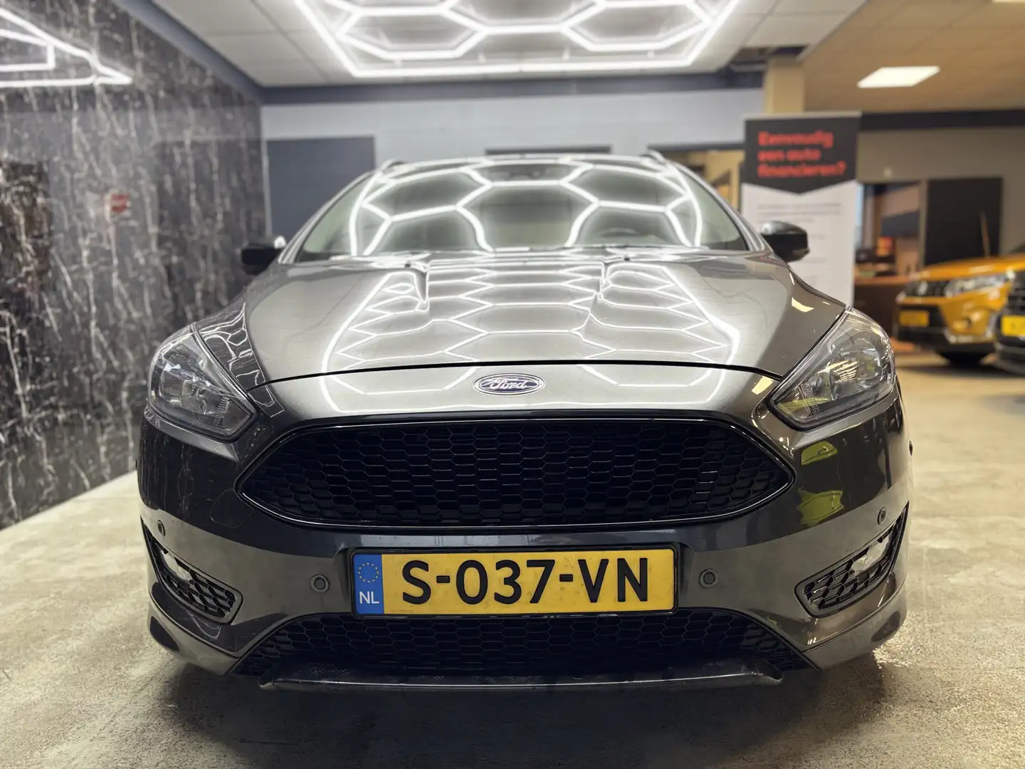 Ford Focus Wagon 1.0 Titanium st line Grijs - 2