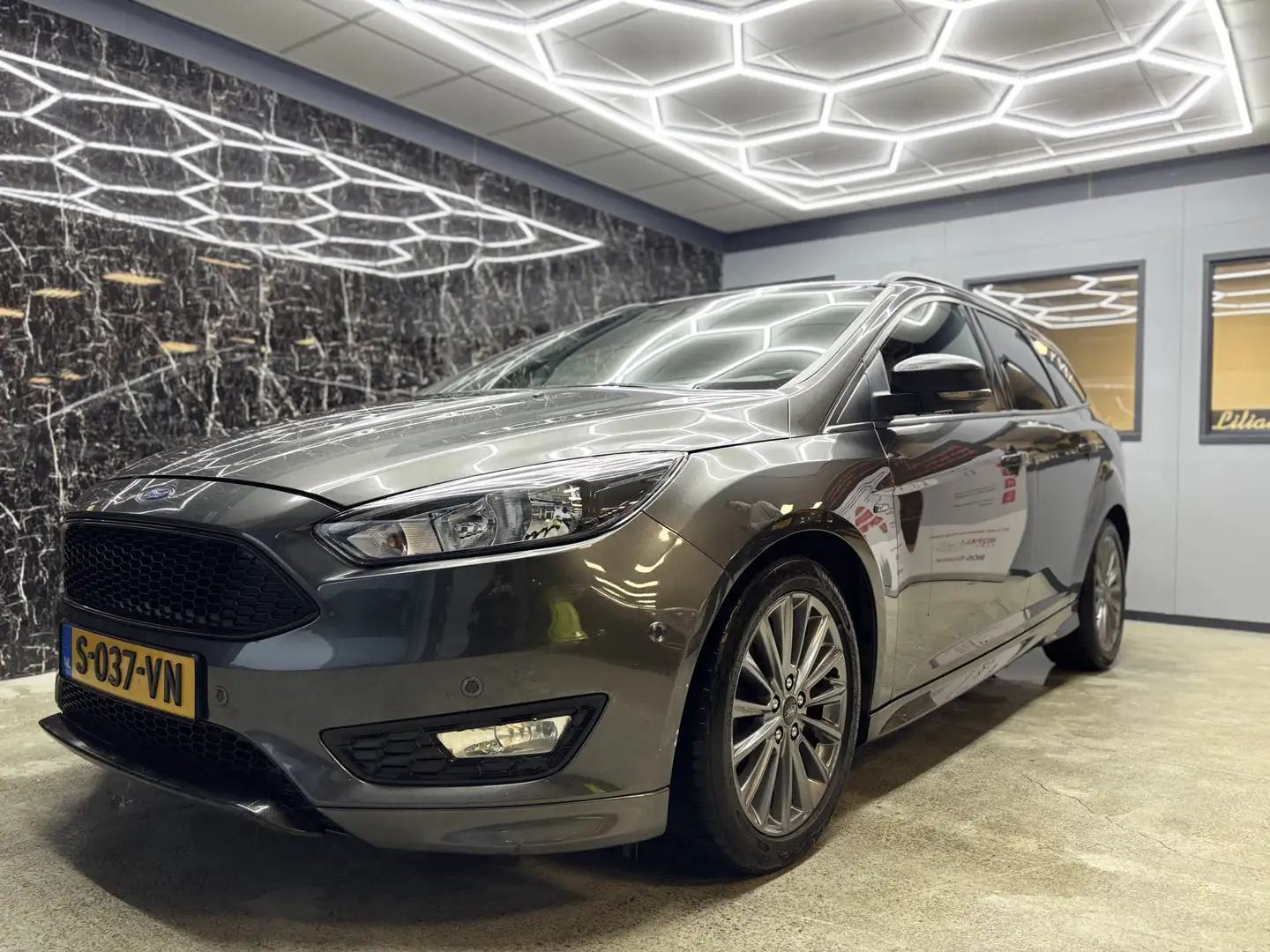 Ford Focus Wagon 1.0 Titanium st line Grijs - 1