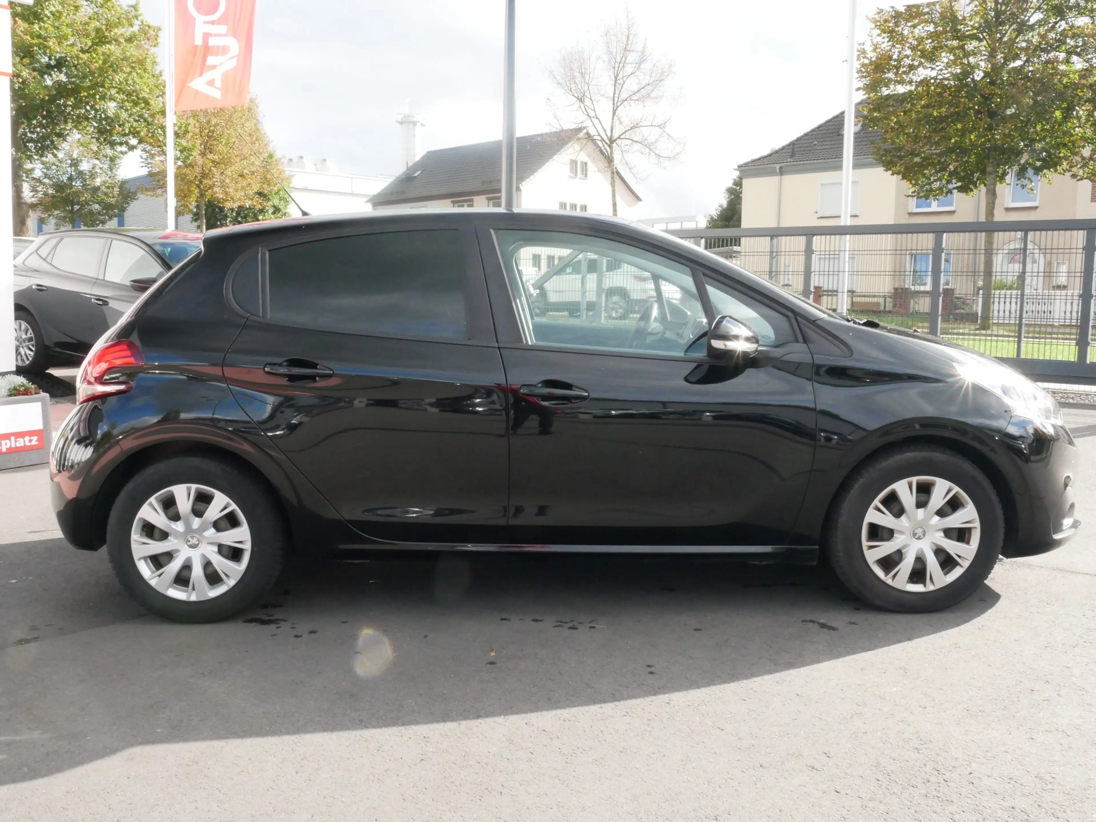 Peugeot 208 1.2 Active Klima Sitzheizung Tempomat PDC — photo 6