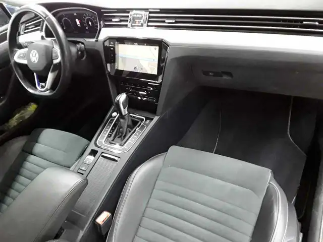Volkswagen Passat view 9